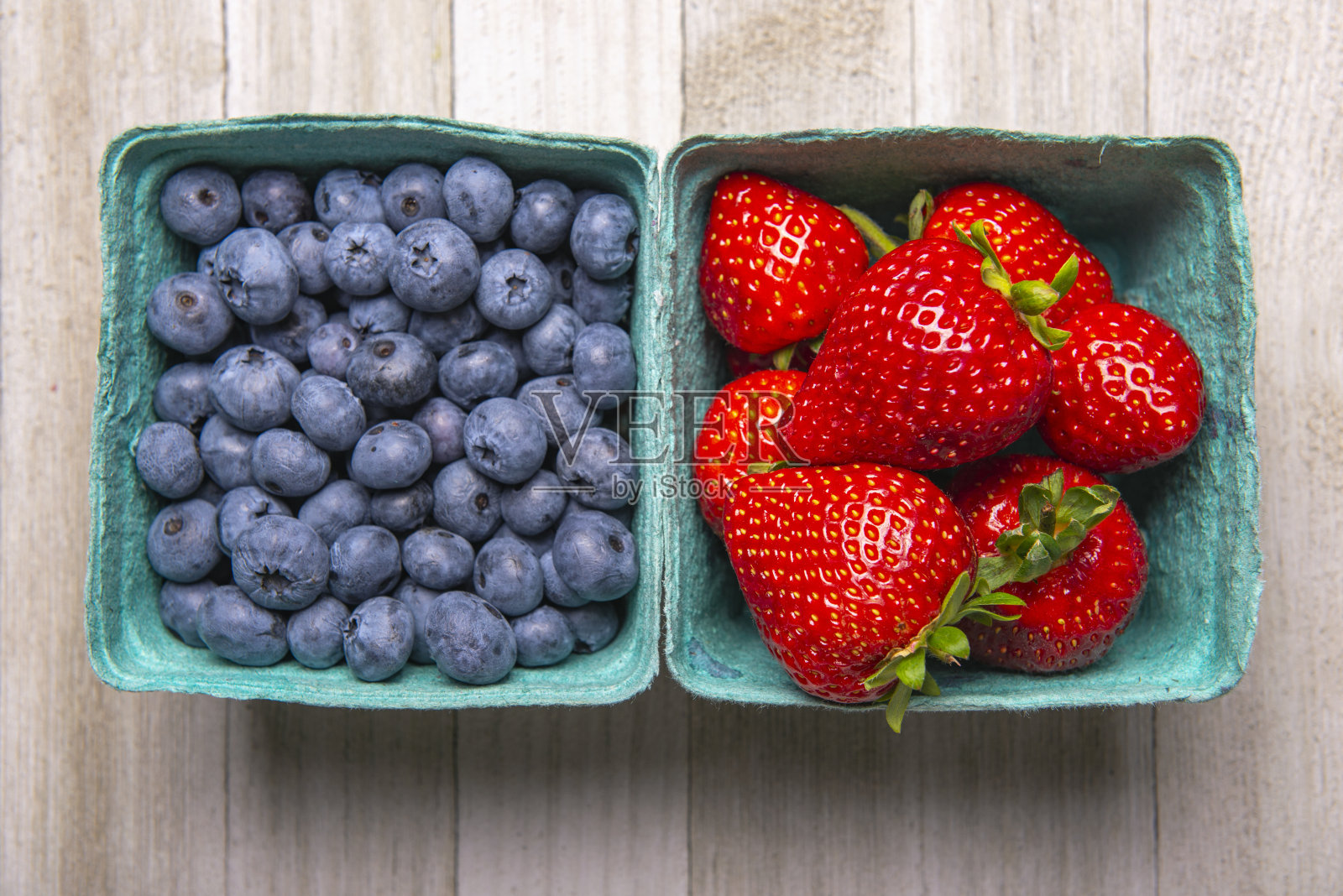 从农贸市场买的新鲜蓝莓和草莓照片摄影图片
