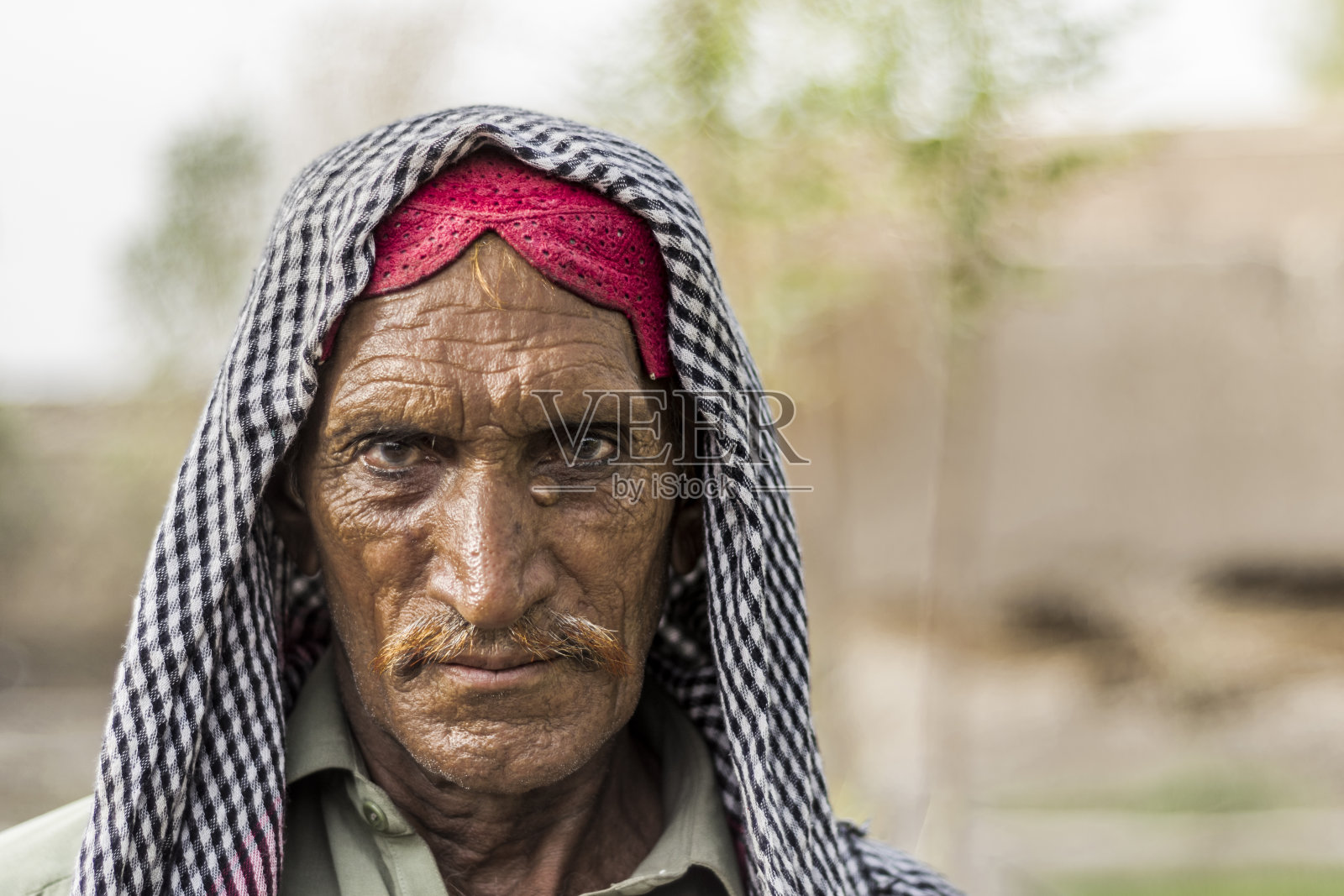 一个穿着巴基斯坦传统服装的贫穷的亚洲老农照片摄影图片