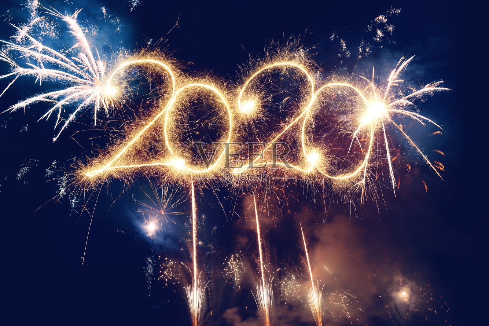用烟花祝2020年新年快乐照片摄影图片