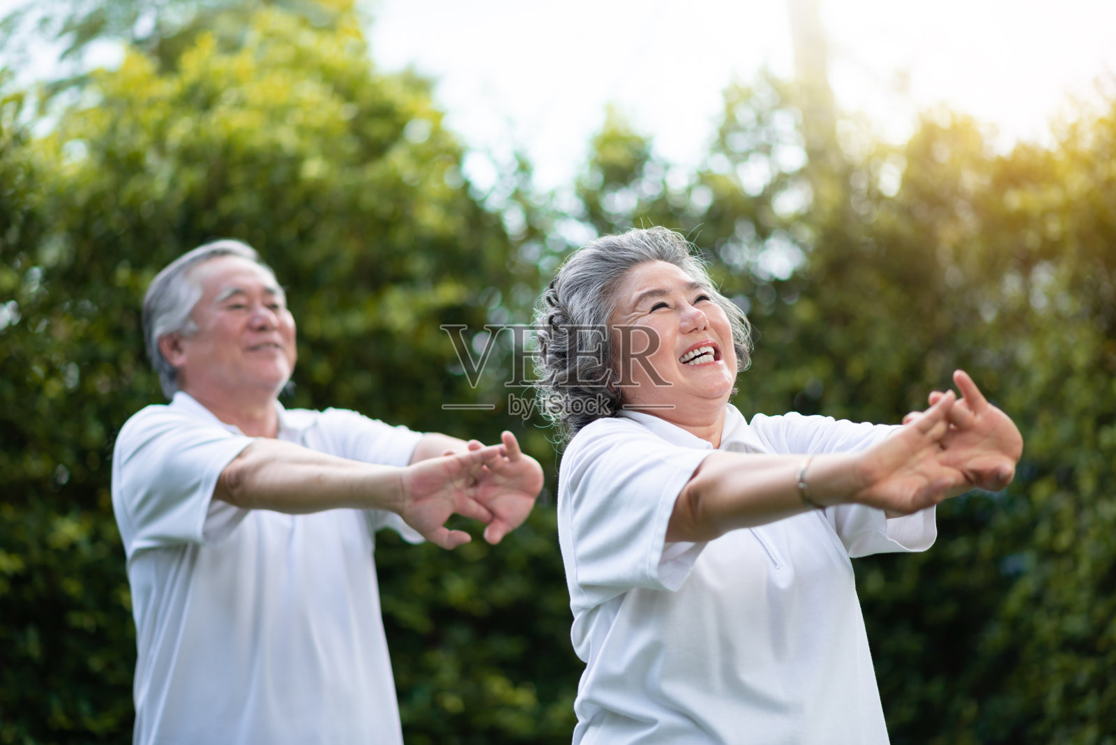 快乐的亚洲老年夫妇锻炼。照片摄影图片