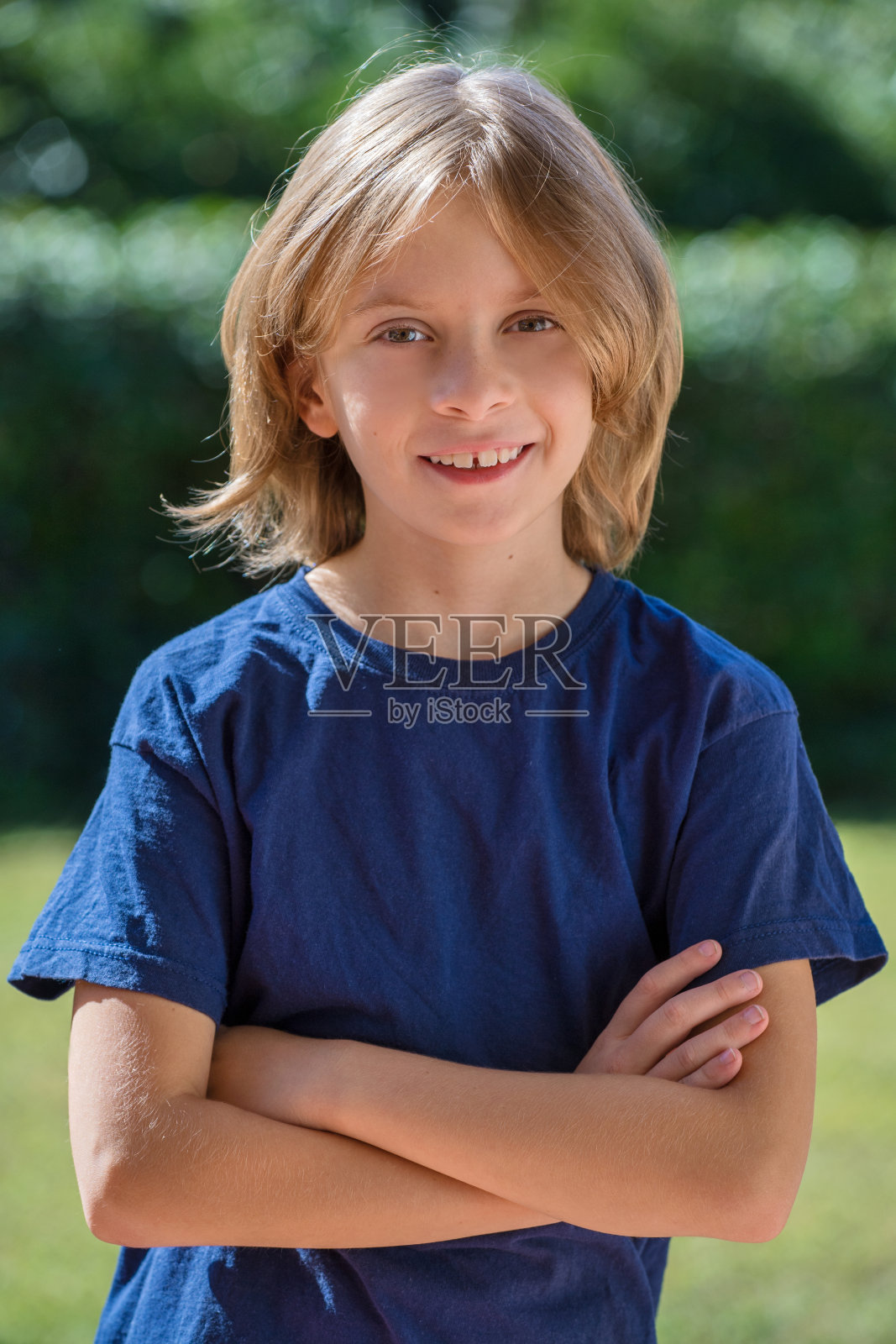 一个微笑的小男孩的垂直肖像照片摄影图片