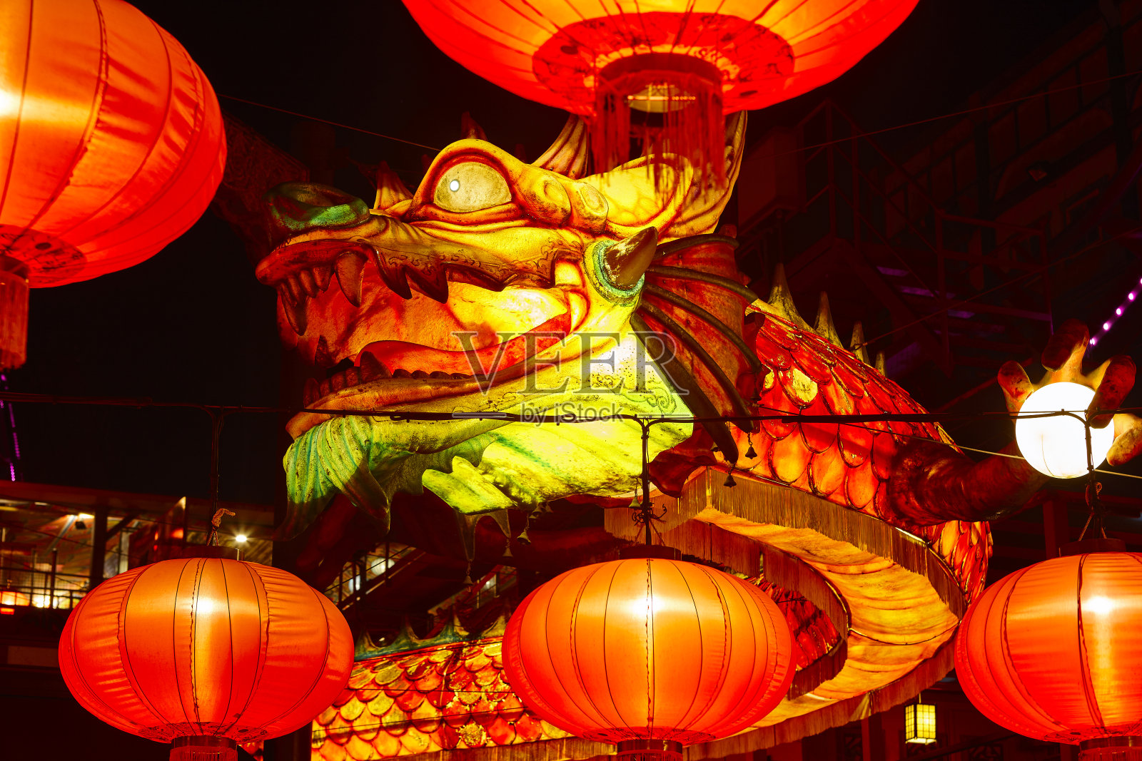 中国传统的光龙之夜。亚洲狂欢节的象征。照片摄影图片