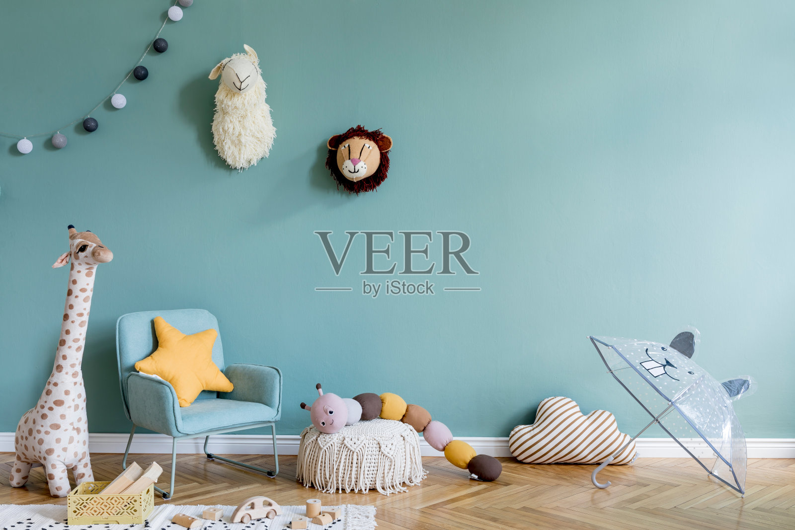 时尚的斯堪的纳维亚儿童房，玩具，泰迪熊，毛绒动物玩具，薄荷扶手椅，雨伞，棉球。现代室内以桉树为背景墙，设计儿童室内。模板照片摄影图片