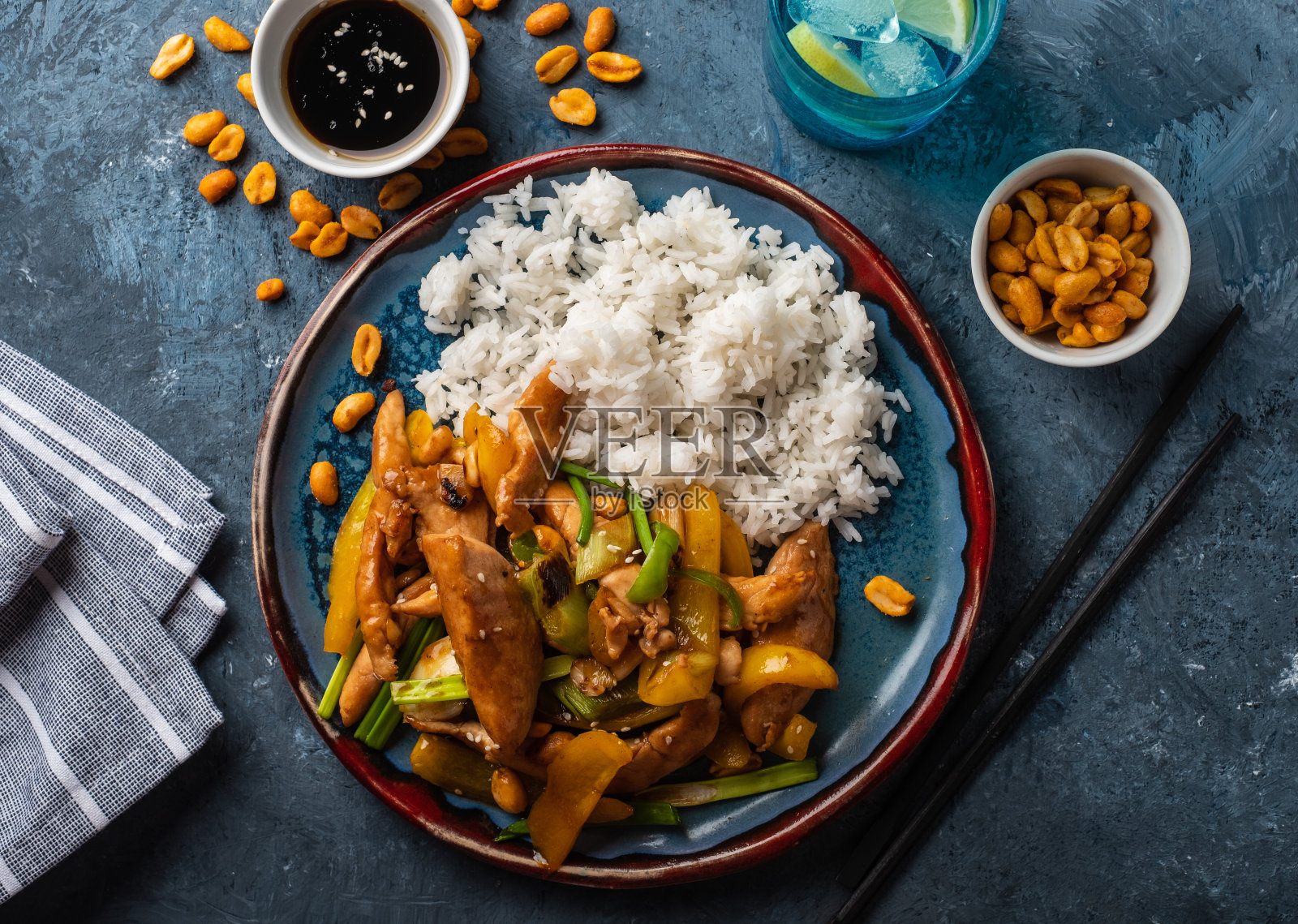 宫保鸡丁，用鸡肉、花生、蔬菜和辣椒煸炒的传统四川菜。照片摄影图片