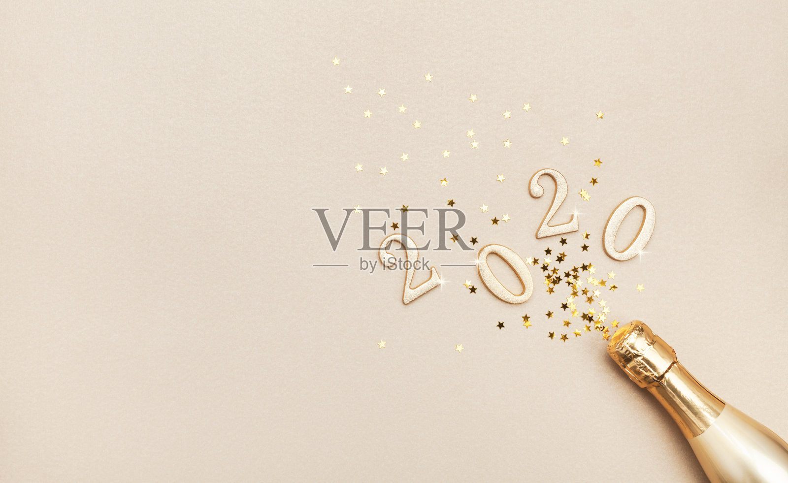 创意圣诞和新年的组成与金色香槟瓶，五彩星星和2020数字。平的。照片摄影图片