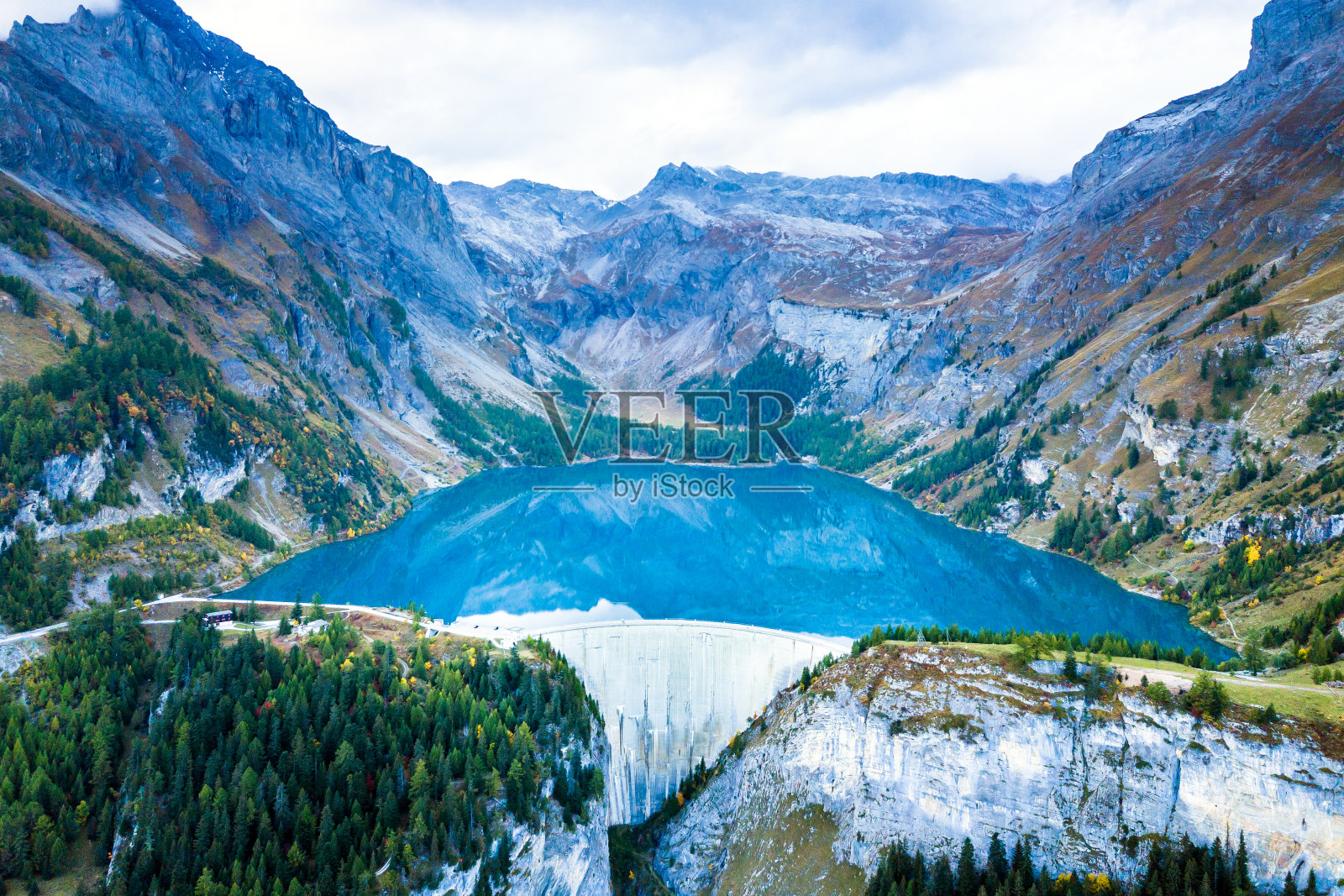 概述在瑞士阿尔卑斯山脉的大坝和水库湖泊生产可持续的水电，水力发电，可再生能源限制全球变暖，无人机摄影照片摄影图片