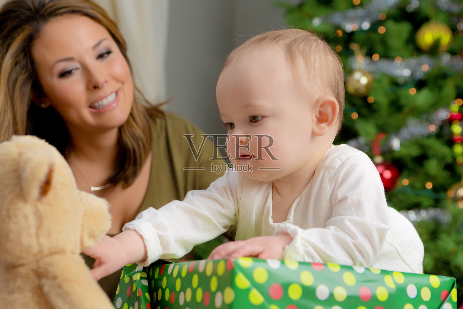 快乐的1岁宝宝和妈妈的家庭与圣诞礼物照片摄影图片
