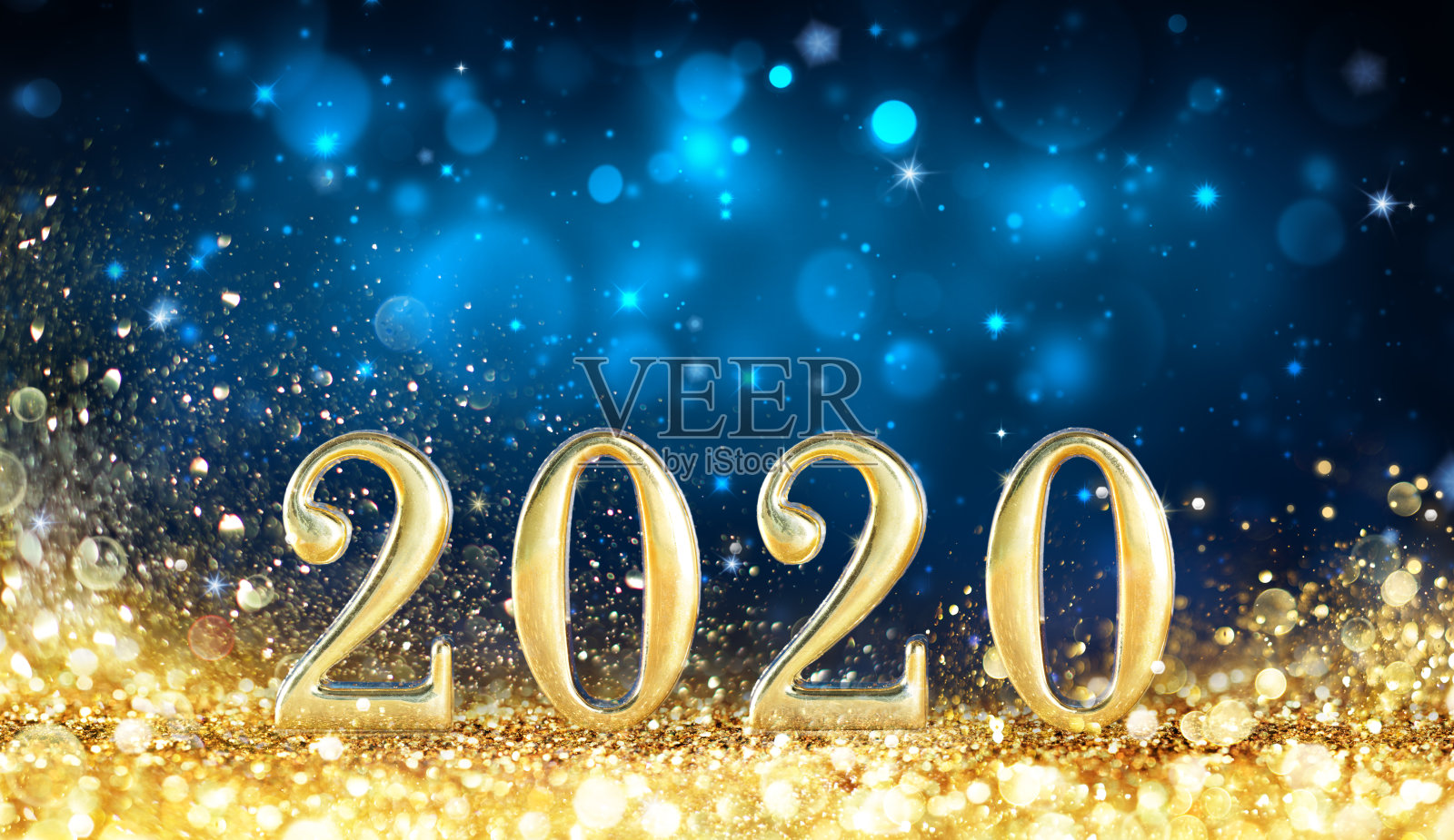 新年快乐2020 -金属数字与金色闪烁在闪亮的夜晚照片摄影图片