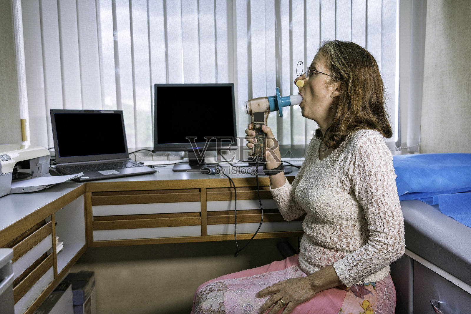 正在进行肺功能测试和肺量测定的成熟女性照片摄影图片