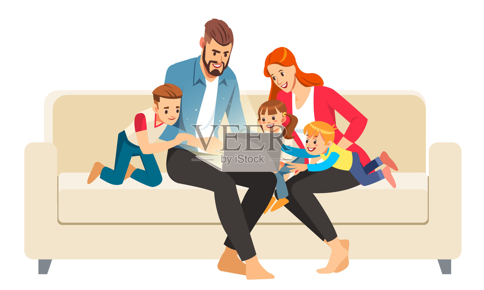 一个快乐的家庭坐在沙发上使用笔记本电脑的肖像。矢量插图卡通风格。插画图片素材