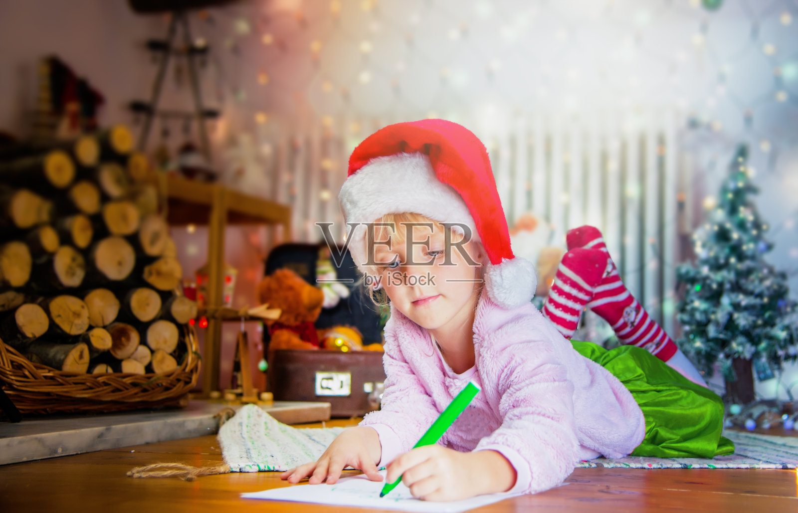 小女孩给圣诞老人写信照片摄影图片