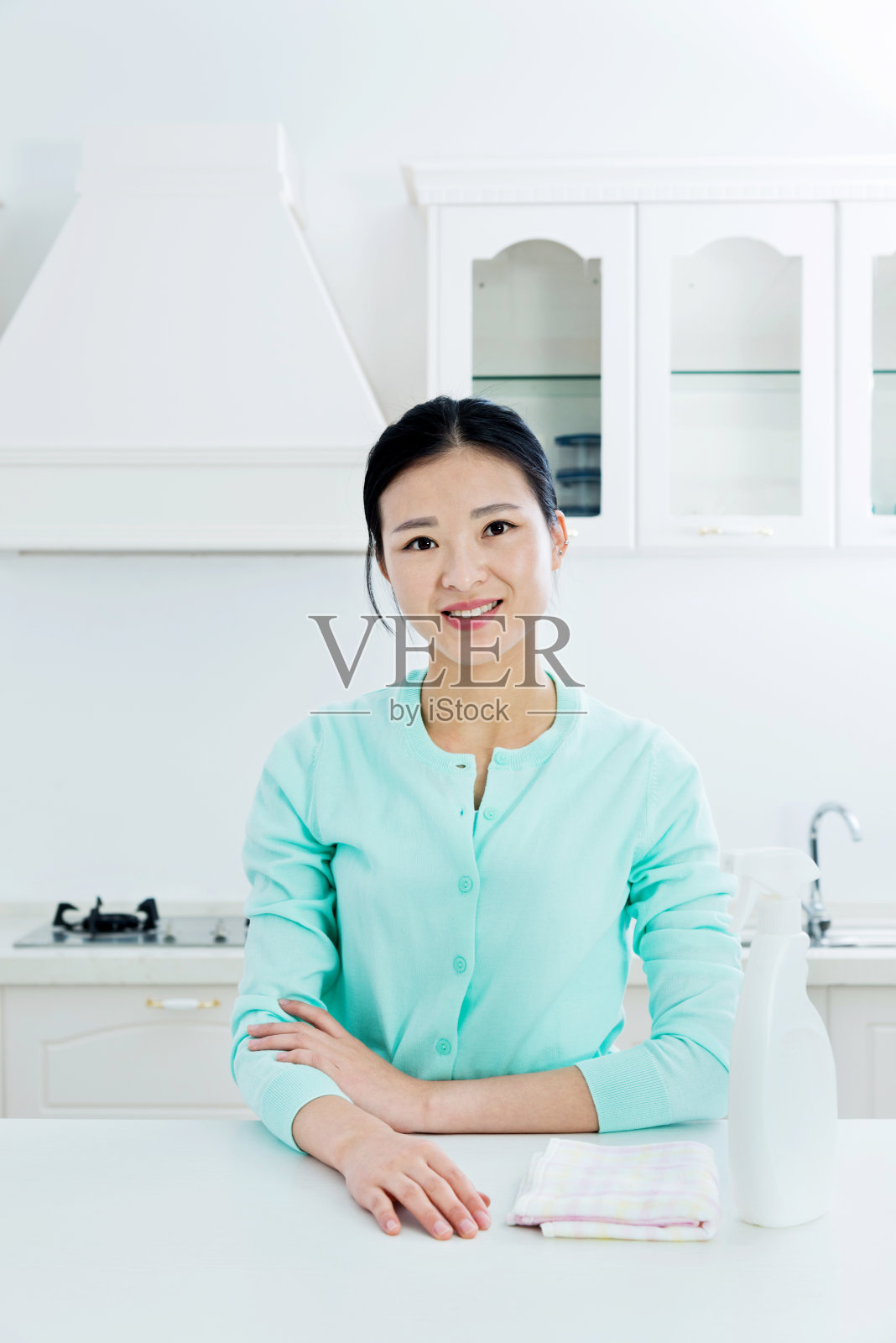 美丽的女人站在家庭厨房照片摄影图片