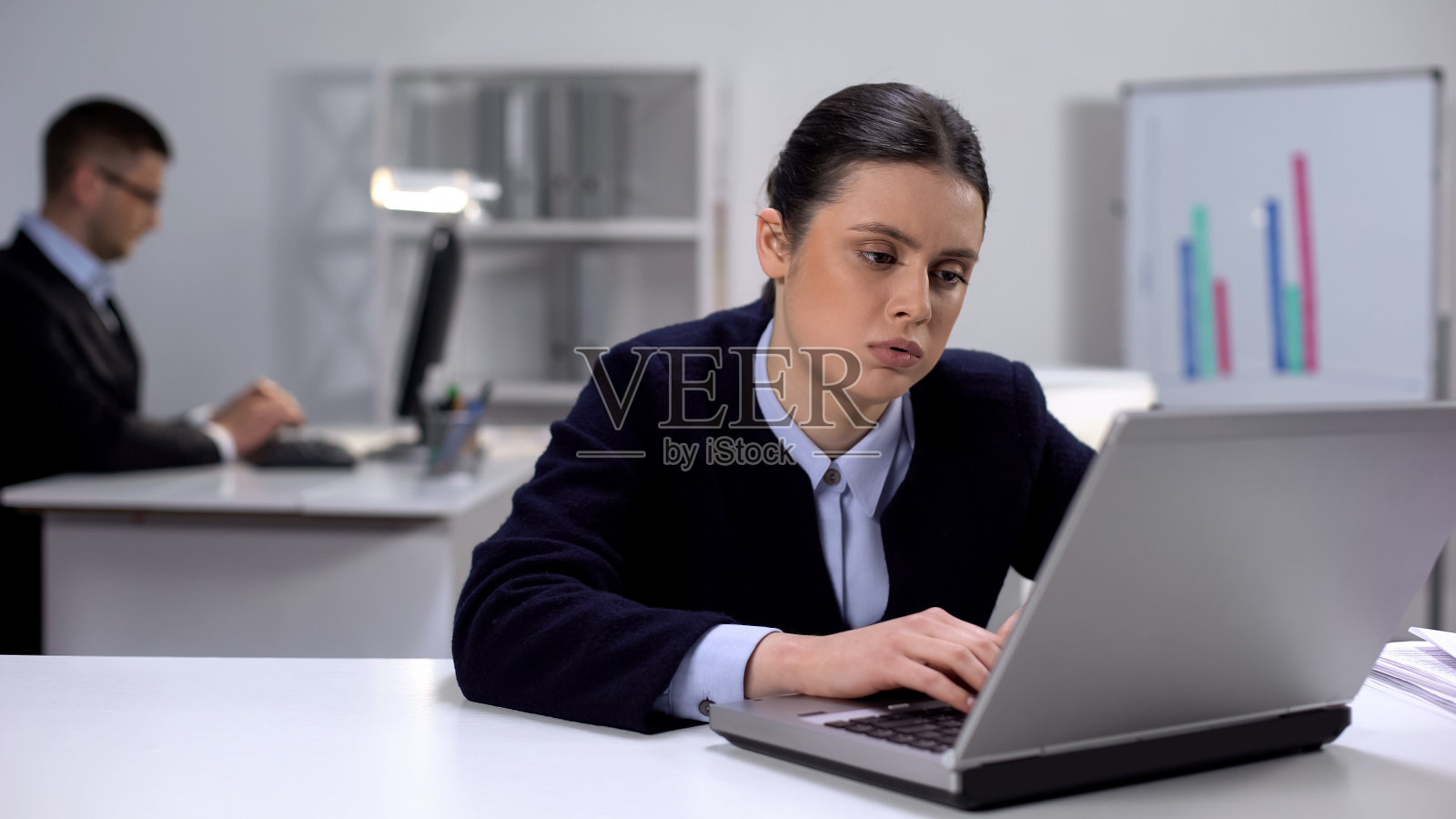 无聊的女经理在笔记本电脑上发短信，拖延时间，逃避工作照片摄影图片