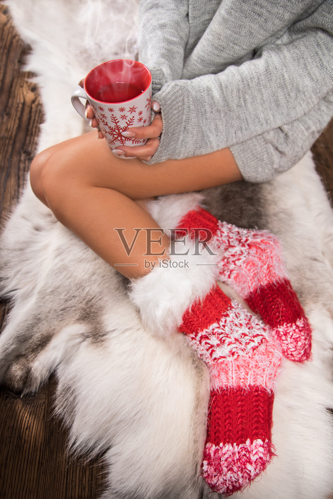 女孩穿着圣诞袜享受冬天的时光。照片摄影图片
