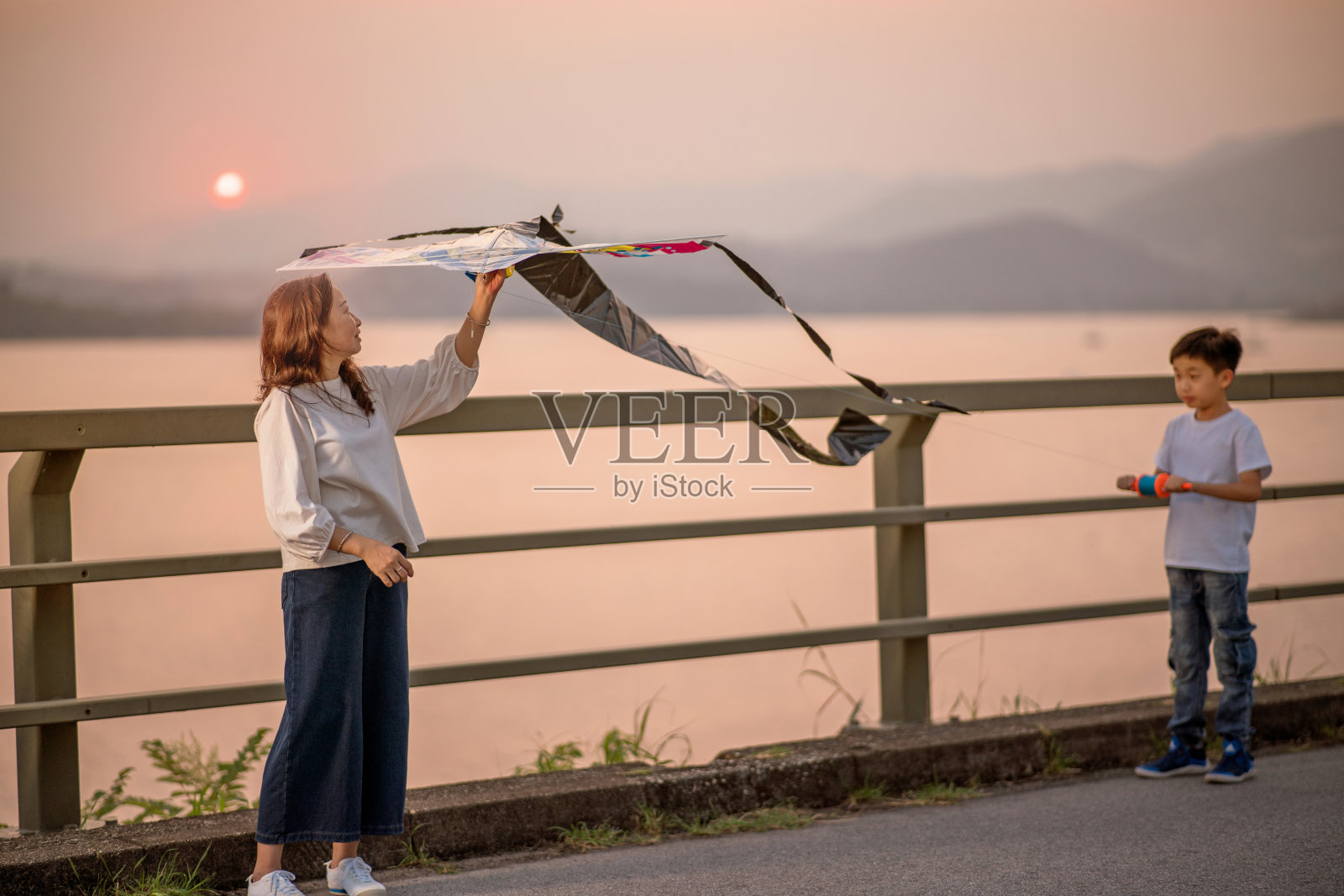 亚洲小孩和妈妈玩风筝照片摄影图片