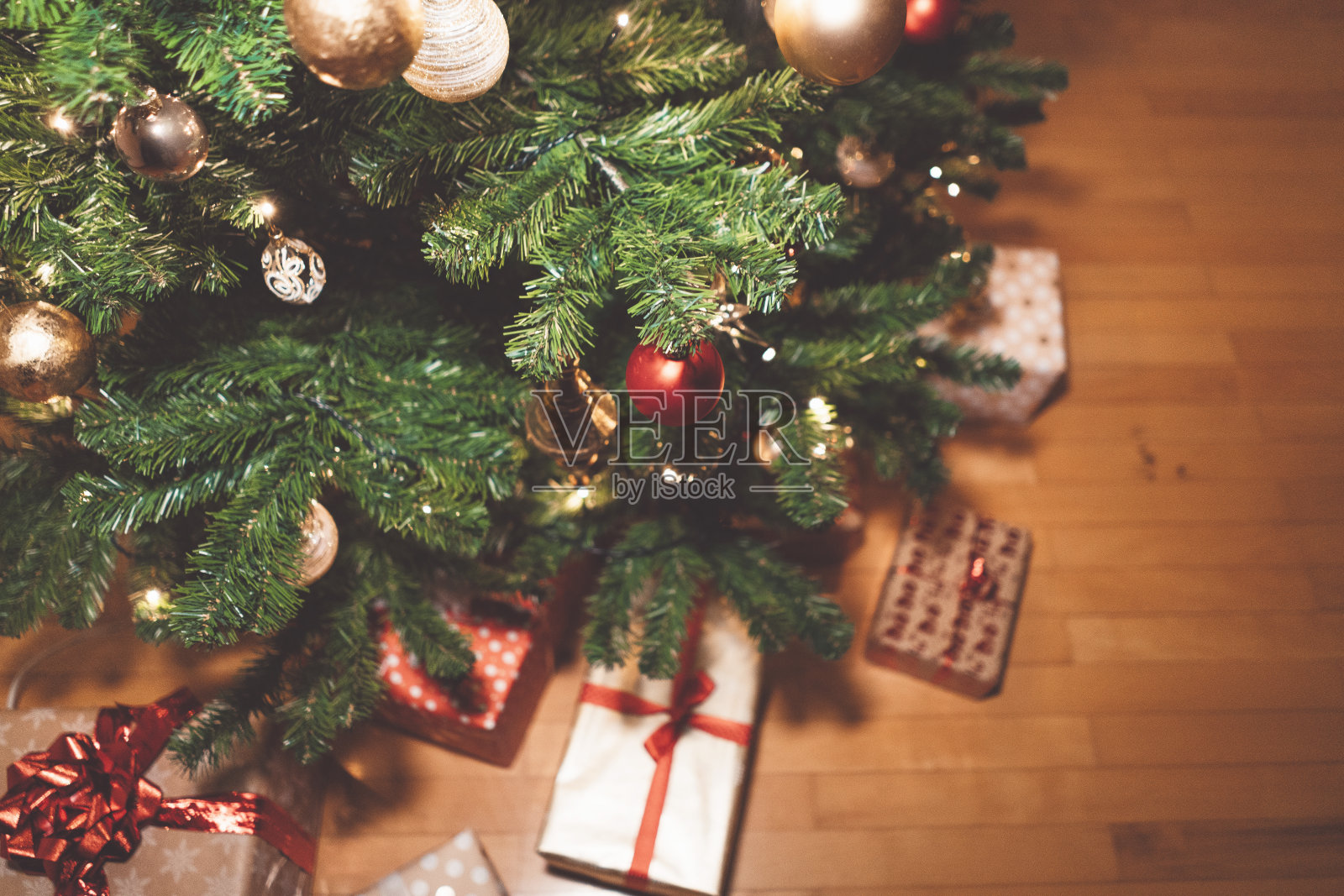 圣诞树和圣诞礼物在下面照片摄影图片