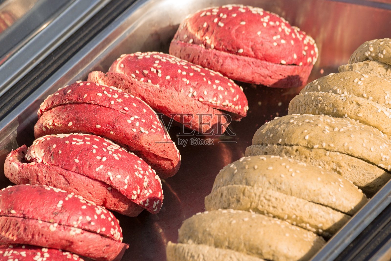 红色和普通颜色的切片汉堡面包照片摄影图片