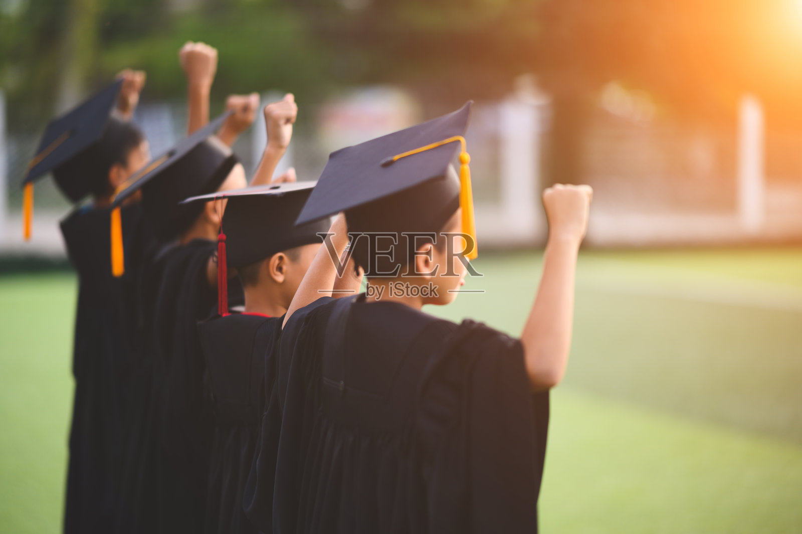 一群男孩在学校的毕业典礼上兴高采烈。照片摄影图片