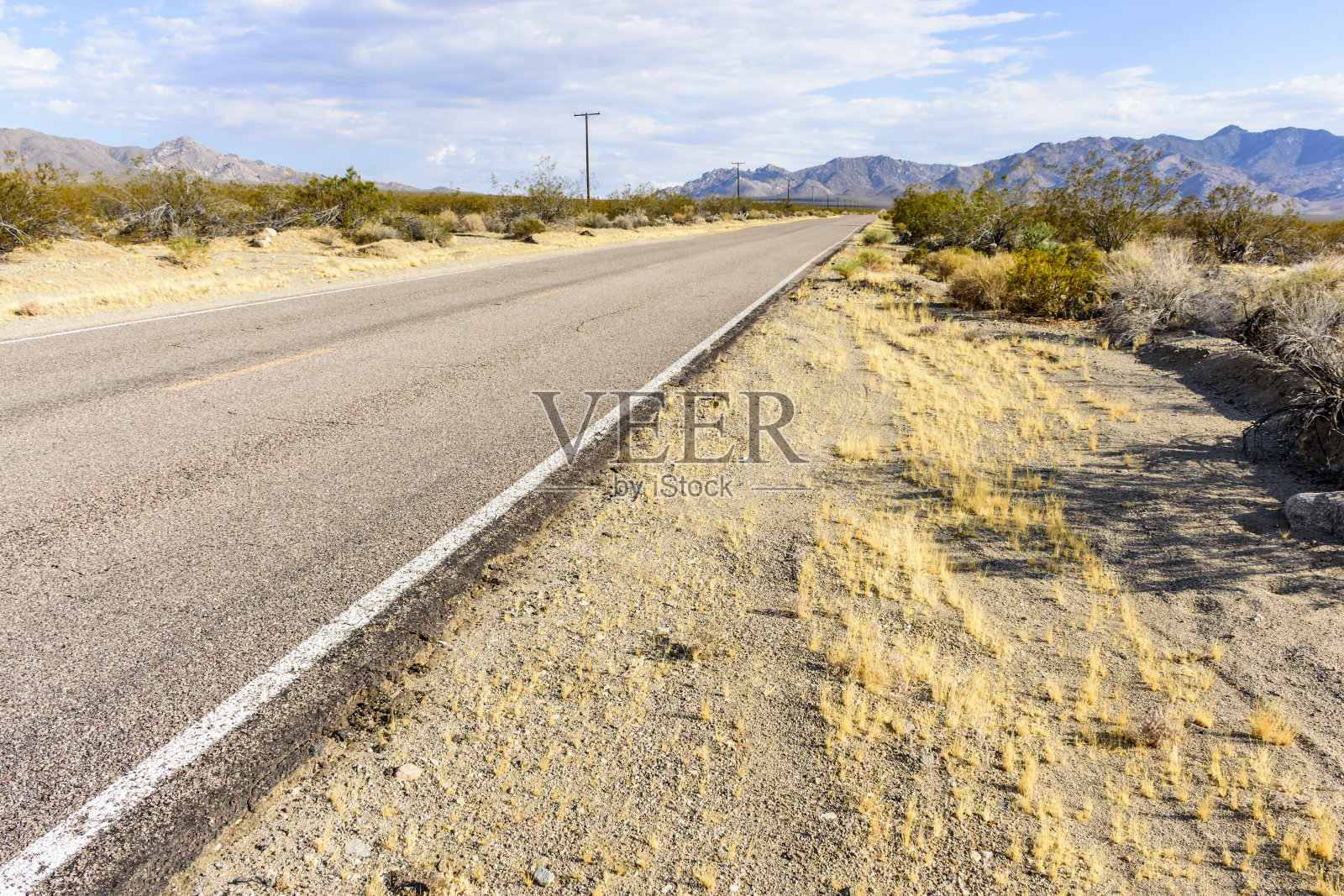 通往美国加利福尼亚州莫哈韦沙漠的漫长而笔直的道路照片摄影图片