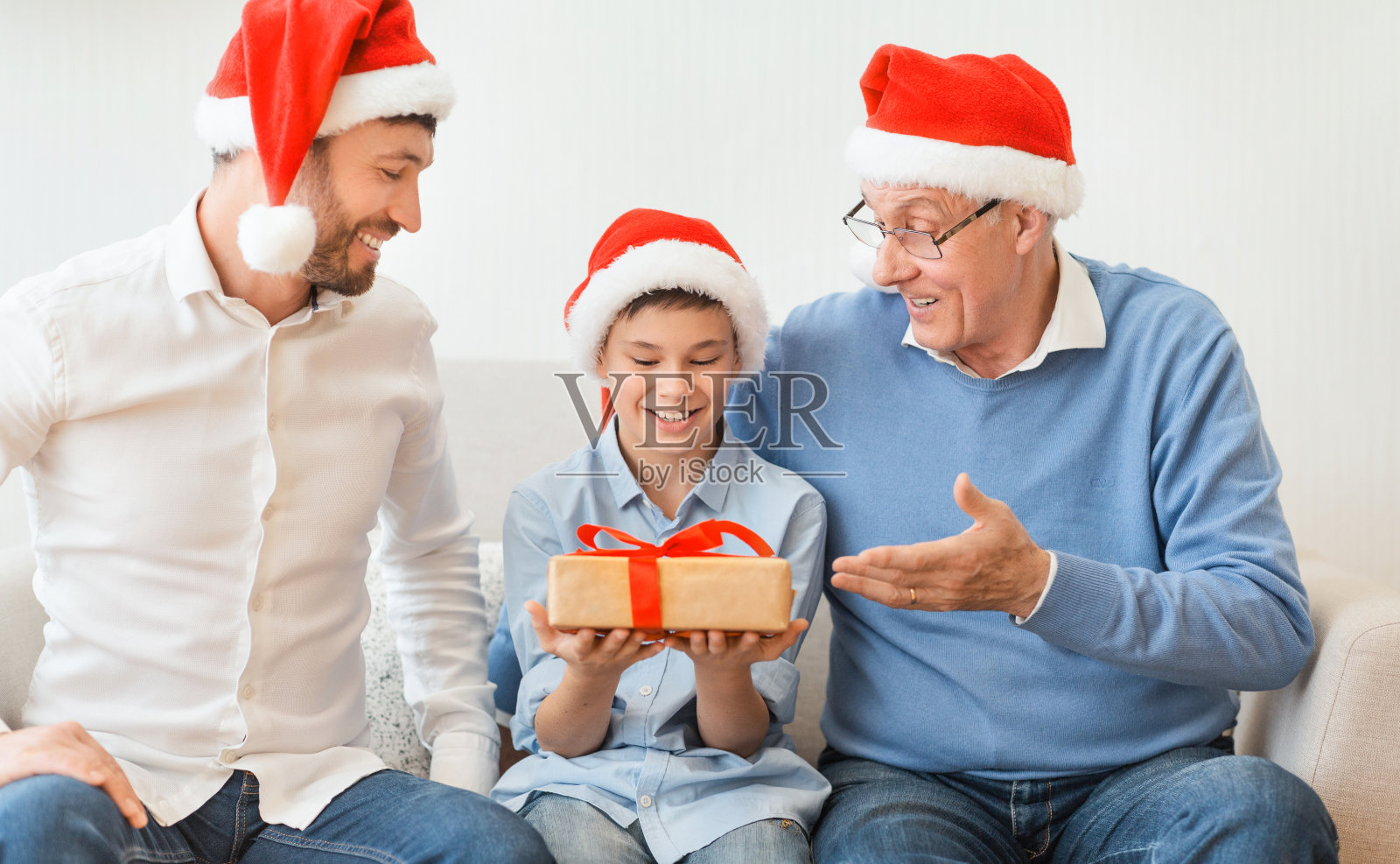 坐在室内的爸爸和爷爷送的圣诞礼物照片摄影图片