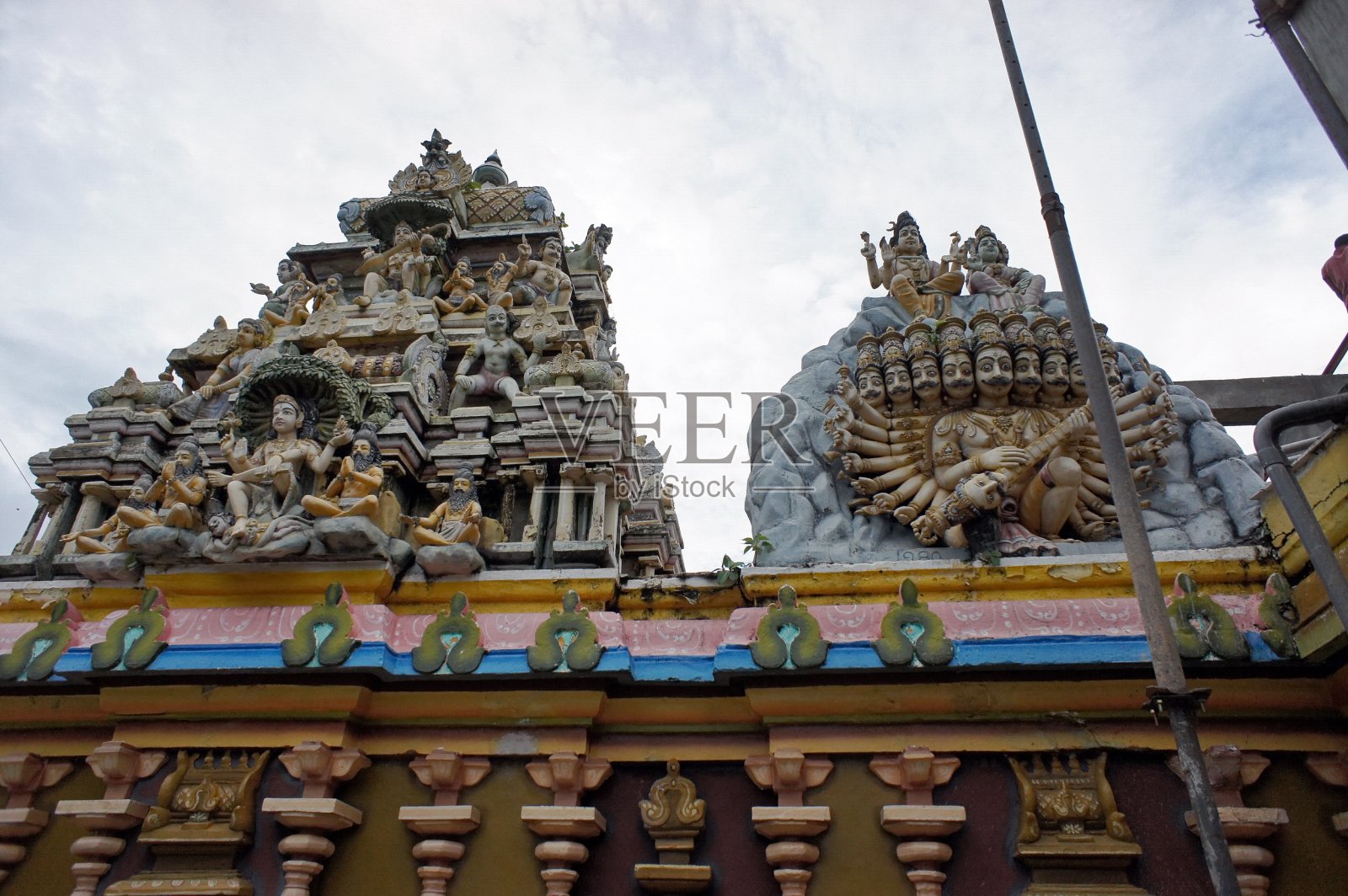 科斯瓦拉姆神庙(1950)是亭可马里的一座古典-中世纪印度教寺庙建筑群，屋顶上的神像。照片摄影图片
