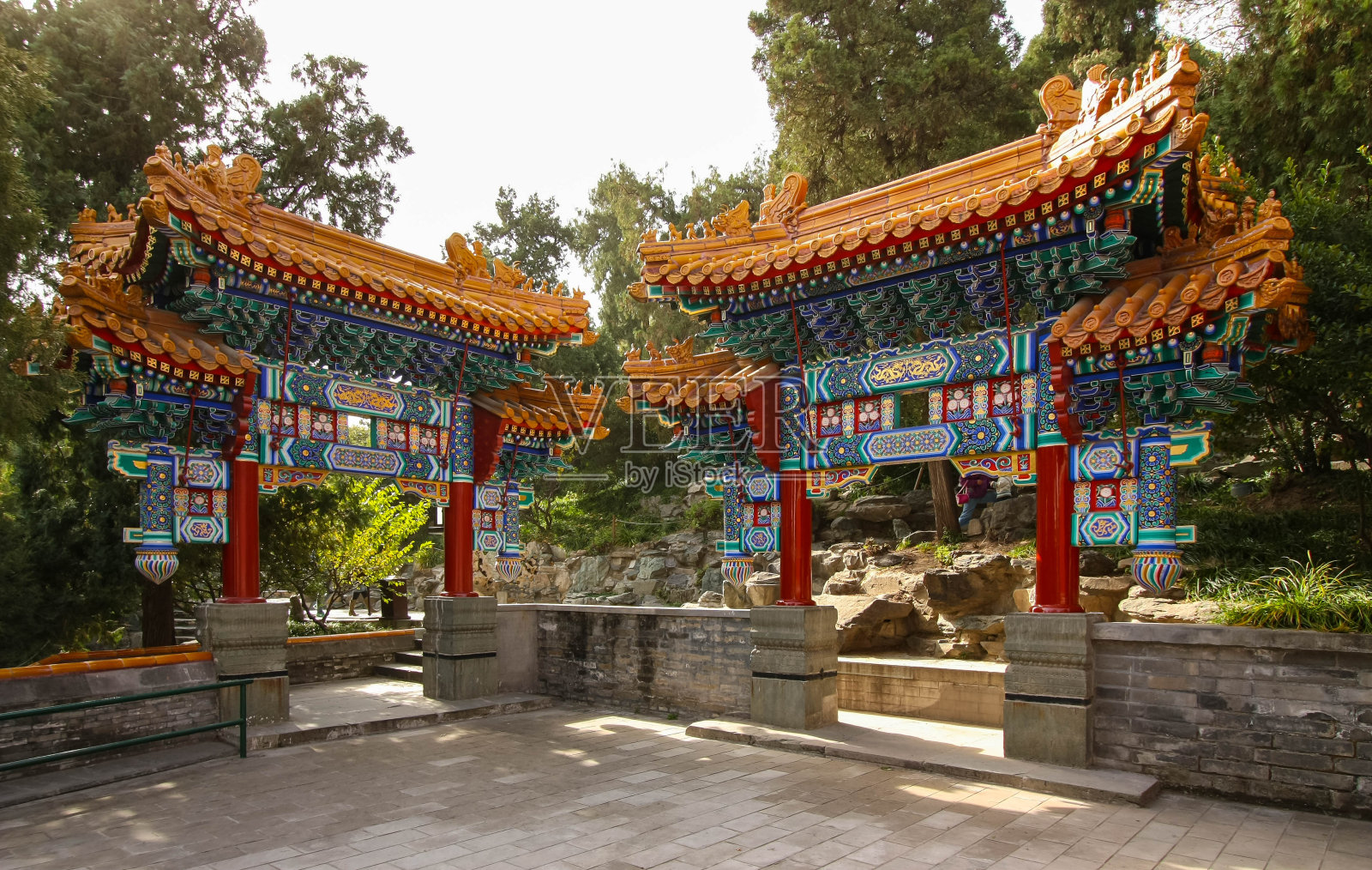 中国北京北海公园的两个非常详细的中国传统装饰门。照片摄影图片