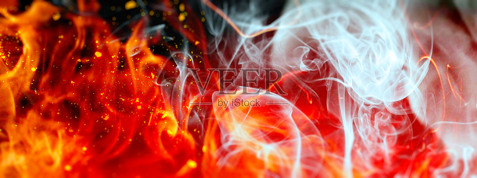 旋转的火焰和烟雾漂浮在黑色的背景照片摄影图片