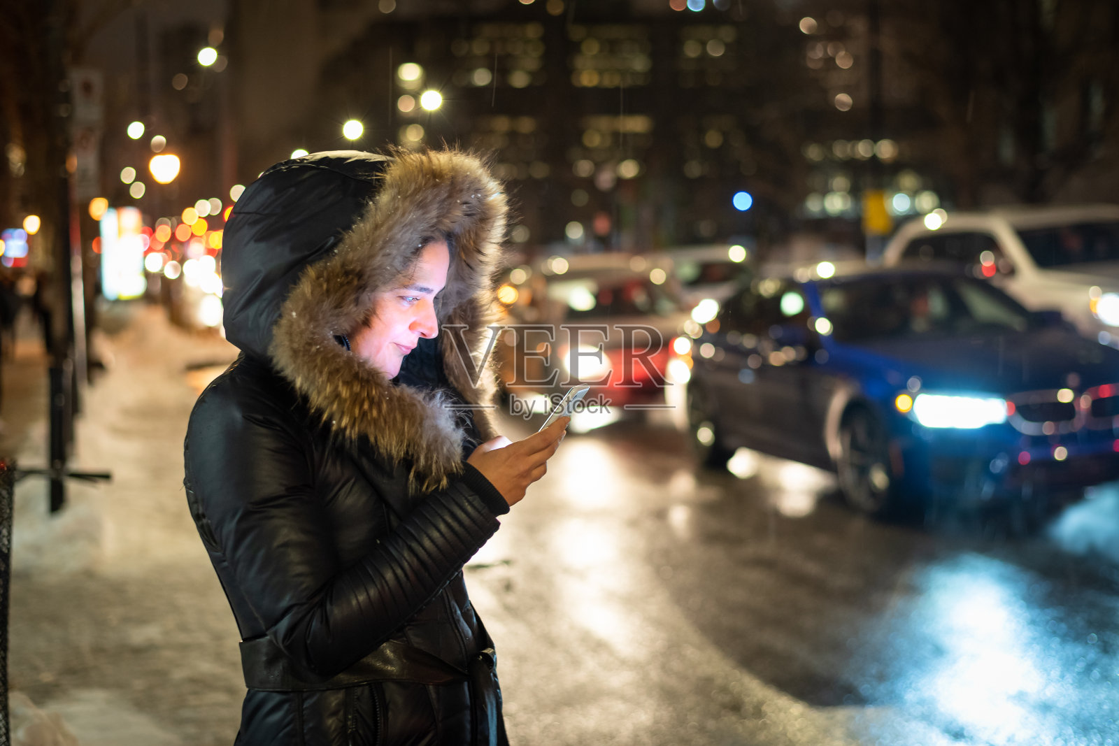 美丽的女人在城市的街道上呼叫/预订出租车照片摄影图片