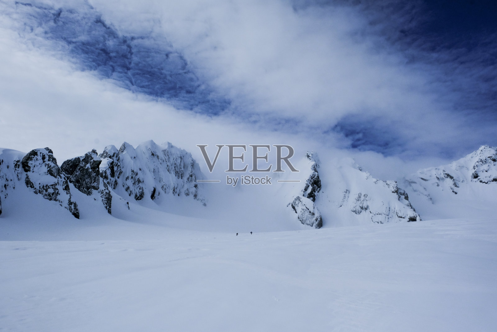 弗朗茨·约瑟夫冰川上的两个滑雪者照片摄影图片