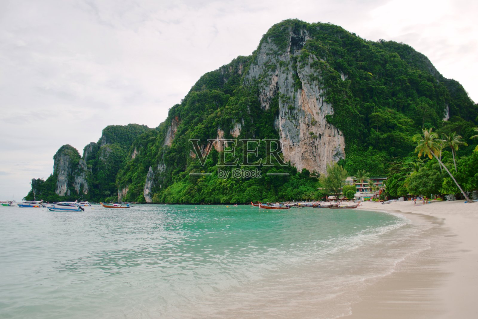 泰国皮皮顿岛宁静的海滩，在一个炎热的阴天照片摄影图片