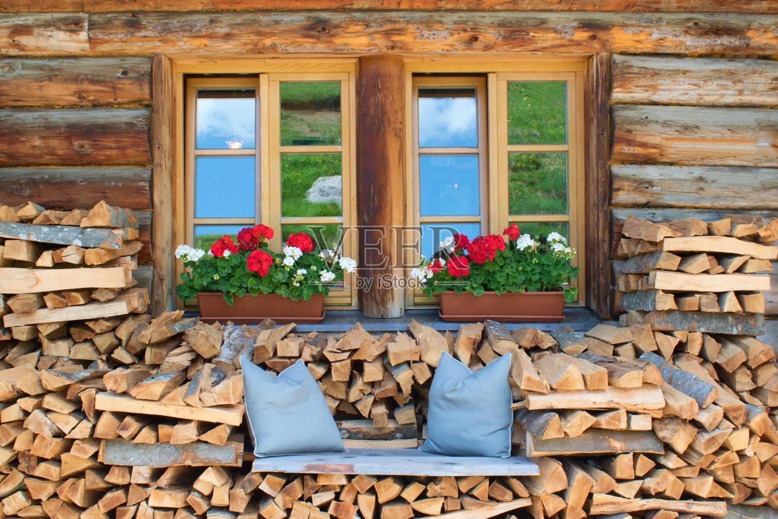 乡村木屋的窗户上有鲜花和木凳，意大利白云石，欧洲阿尔卑斯山照片摄影图片