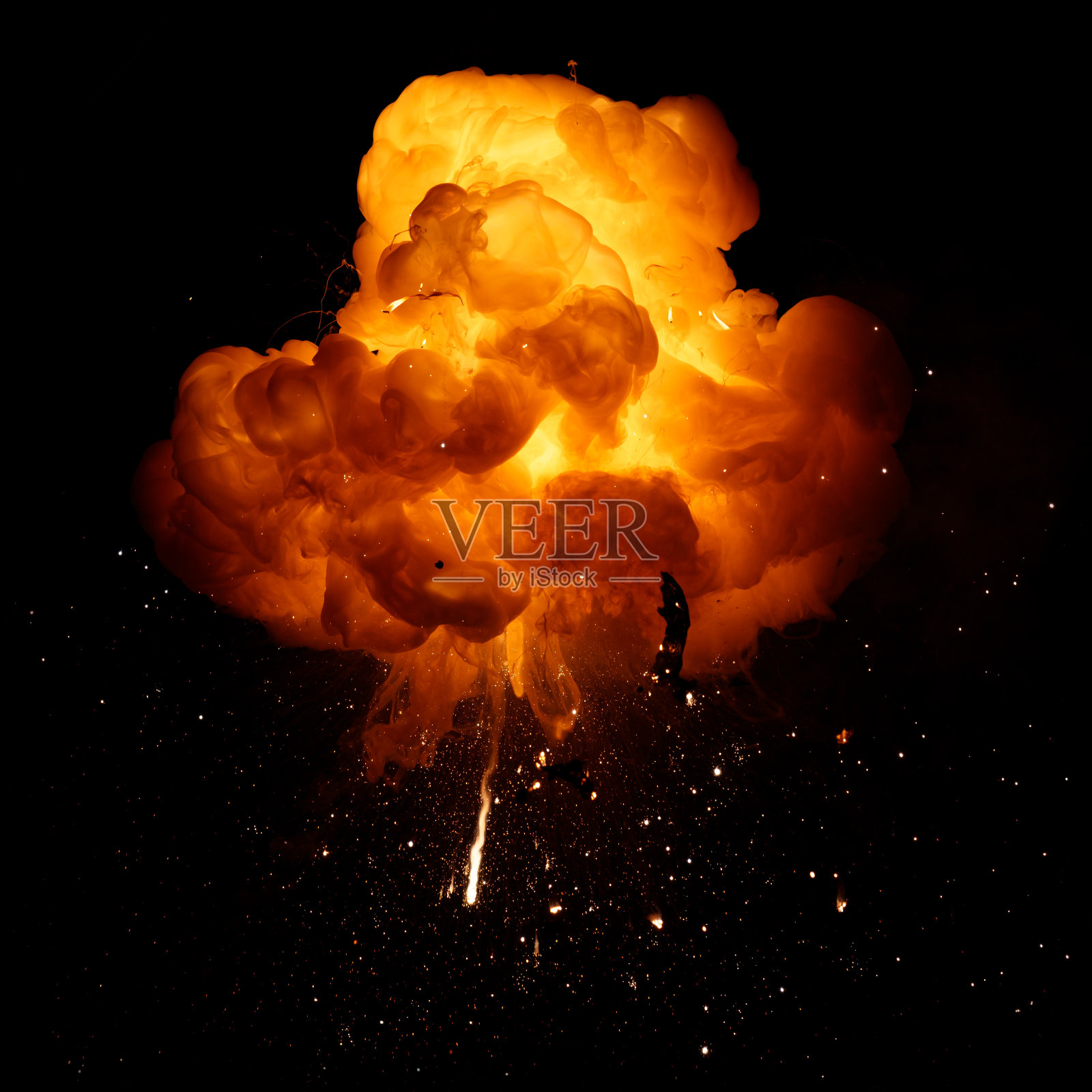 真实的火焰炸弹爆炸与火花和烟雾隔离在黑色背景照片摄影图片