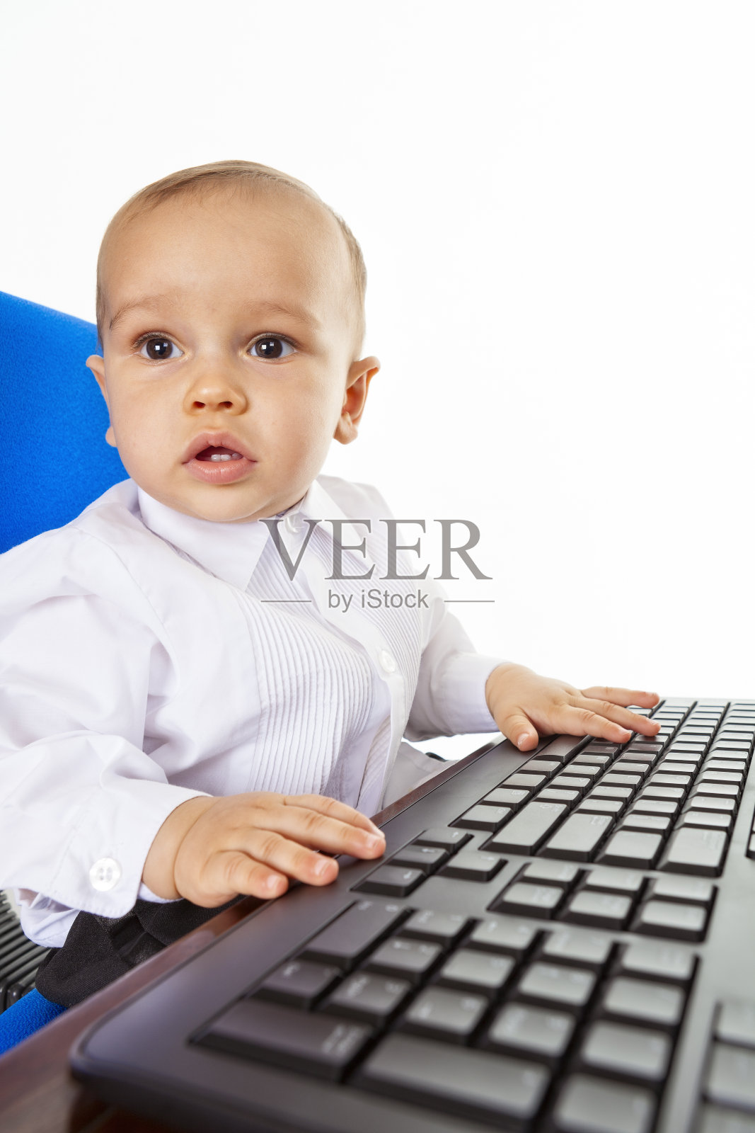一个一岁的孩子被发现在电脑上工作照片摄影图片
