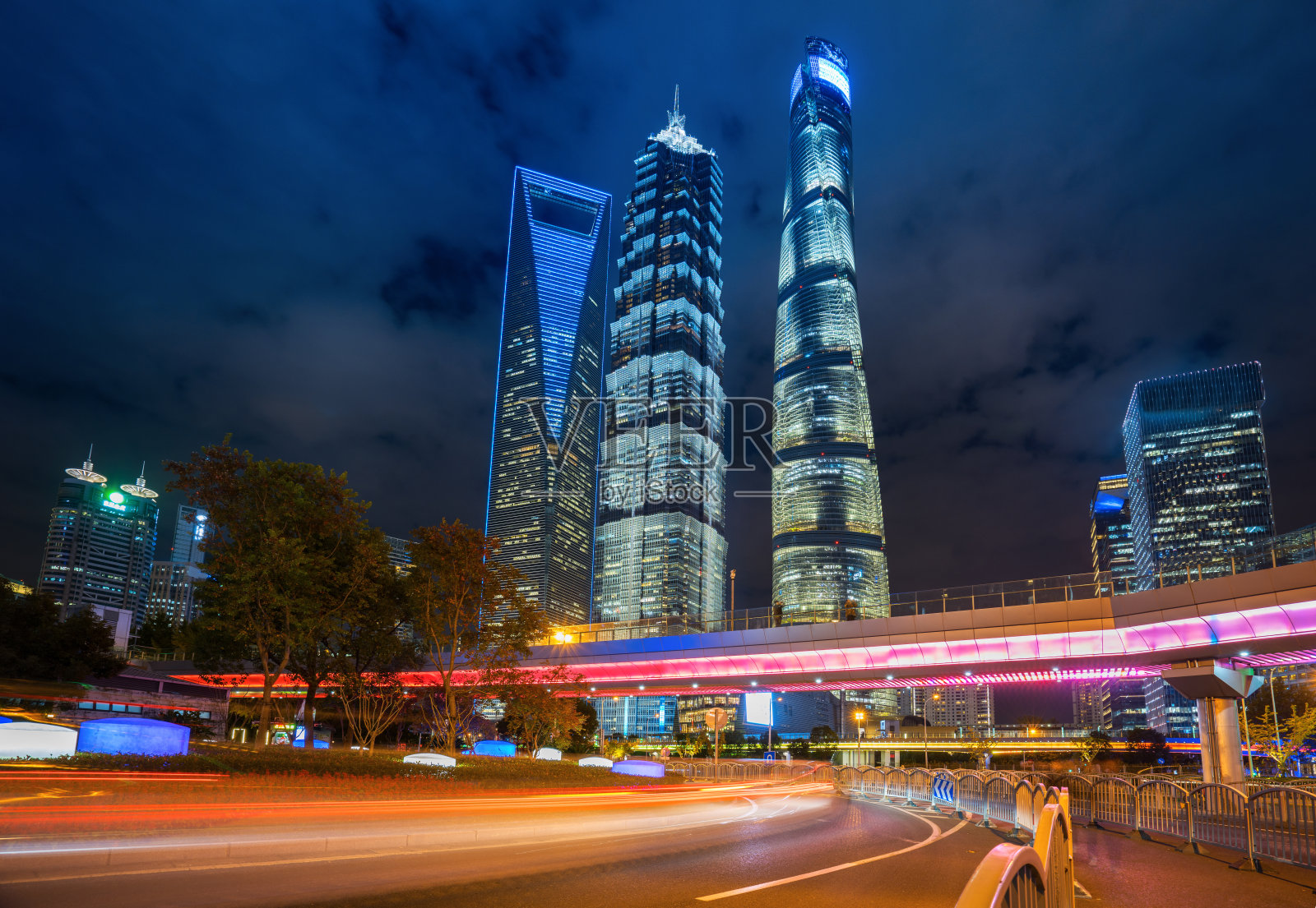 晚上，中国上海陆家嘴的城市道路和摩天大楼照片摄影图片