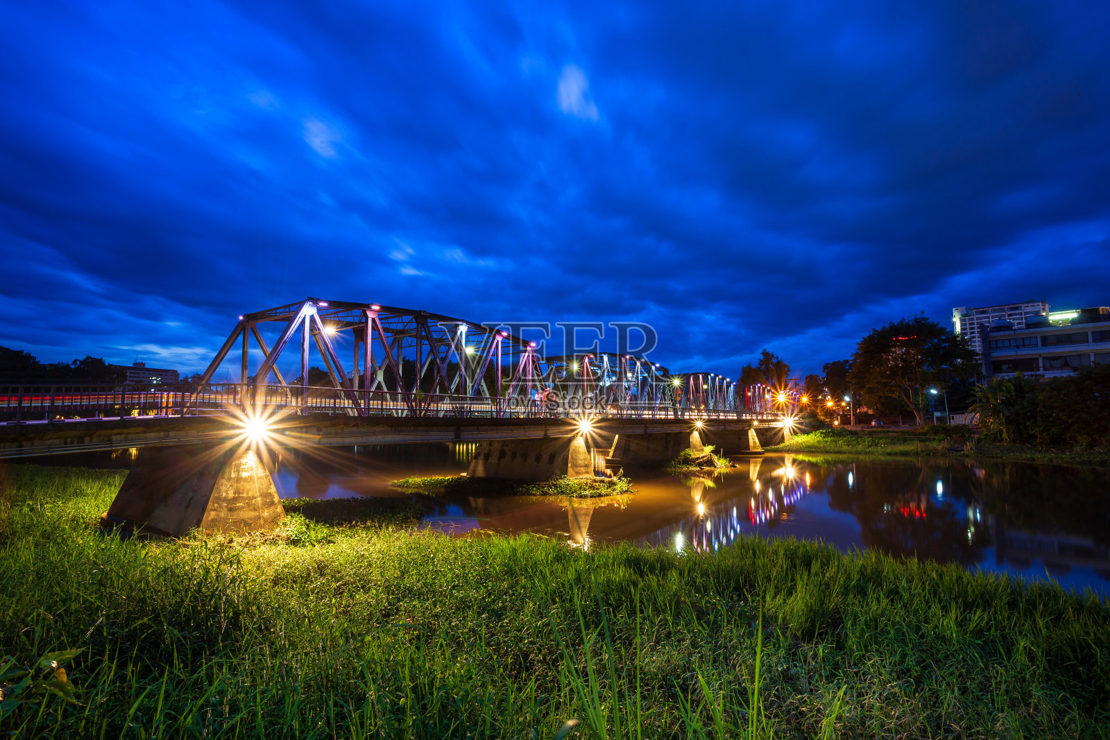 黎明时分，铁桥上的彩灯是泰国清迈的一个主要旅游景点。照片摄影图片