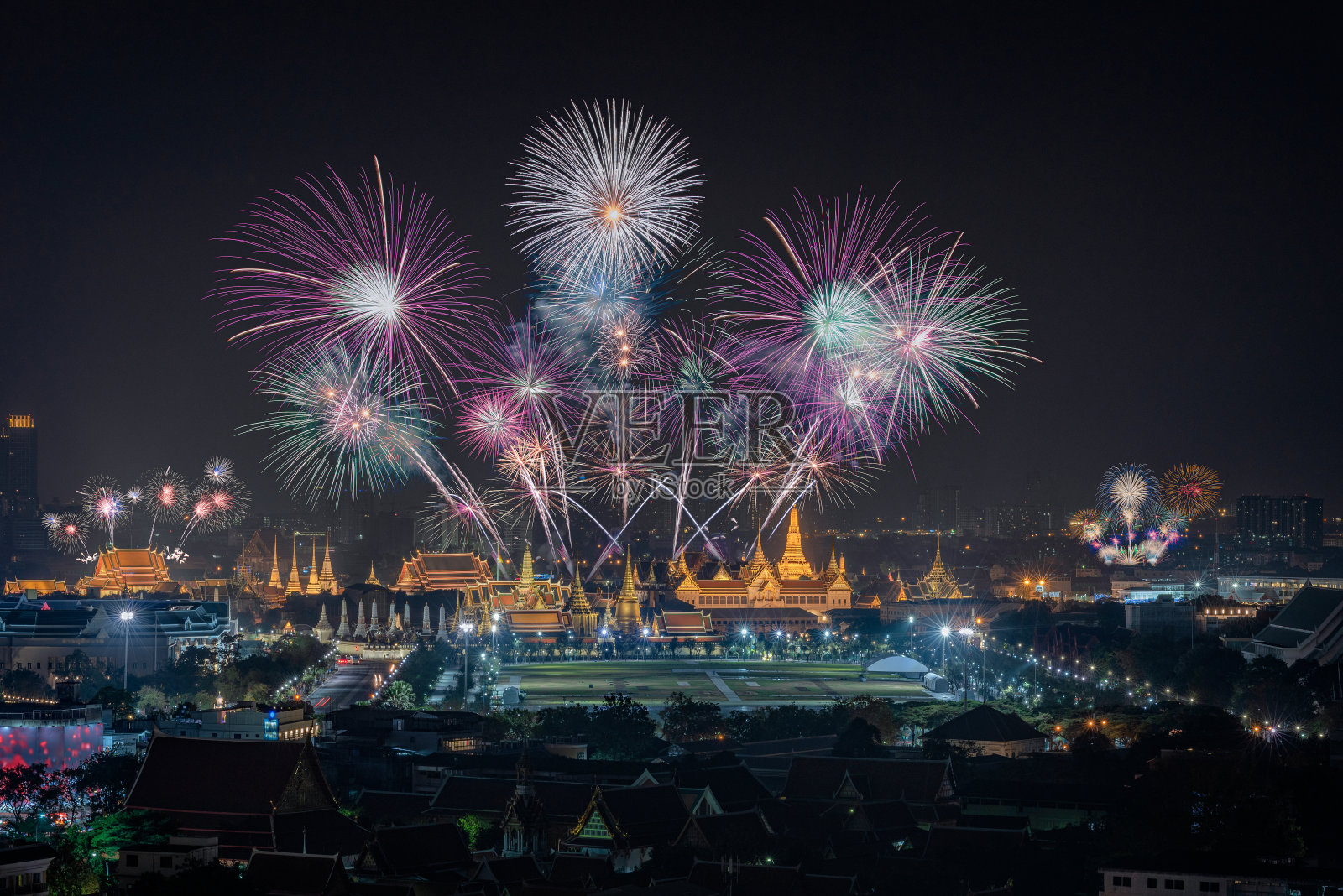 泰国曼谷暮色中的大皇宫照片摄影图片