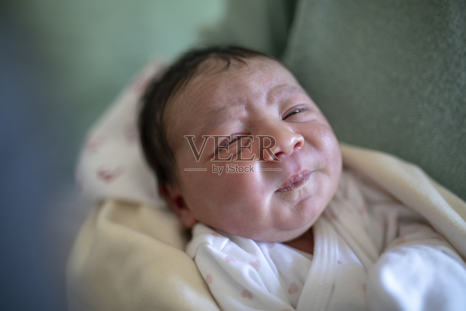 哭闹的土耳其新生儿照片摄影图片