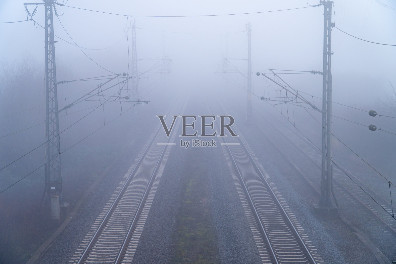 在雾对称的雾图像中的火车轨道照片摄影图片
