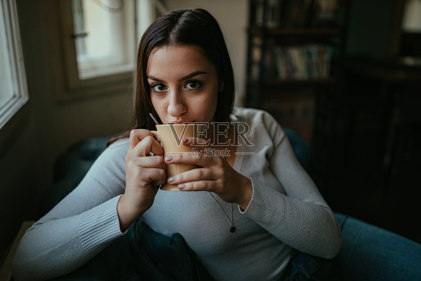 十几岁的女孩在客厅喝咖啡照片摄影图片