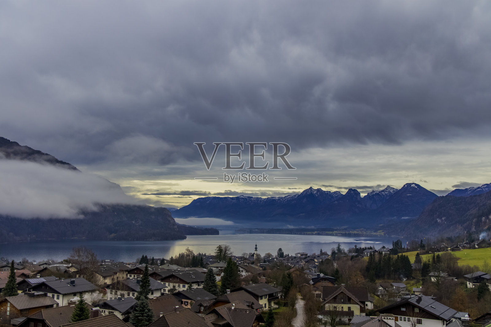 欧洲村庄在奥地利的地标乡村边风景景观聚落附近的湖与雪峰的山景观背景在秋季戏剧性的多云天气时间照片摄影图片