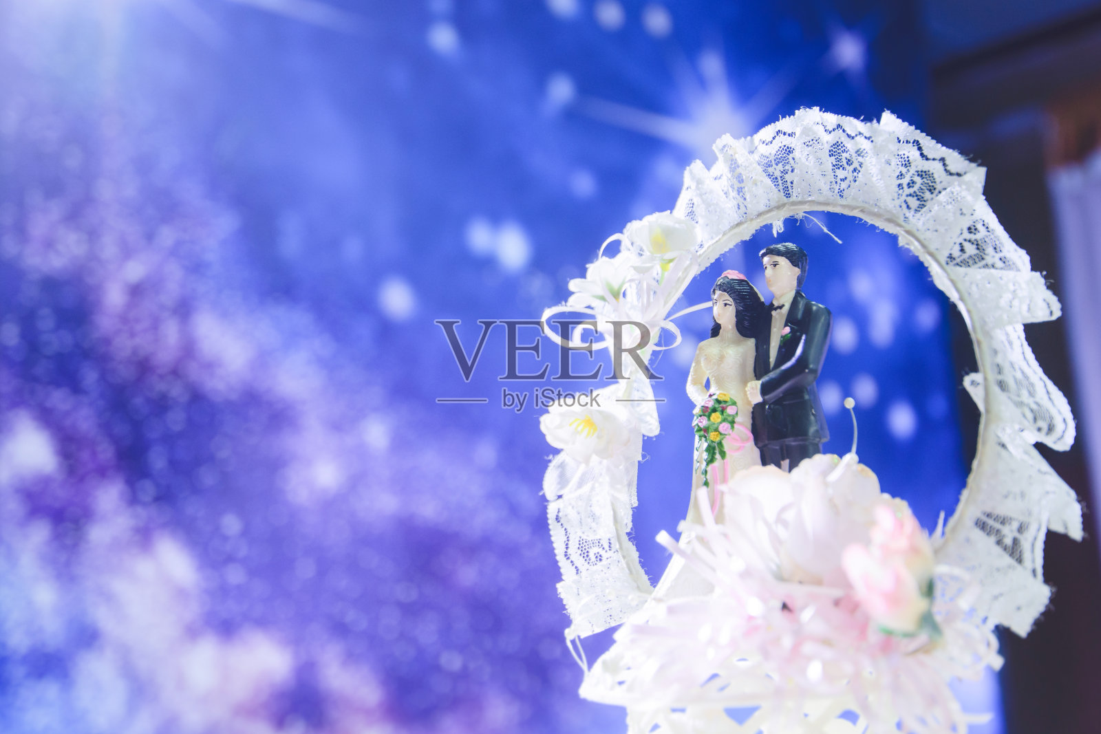 婚礼装饰新娘和新郎手捧花束的玩偶。婚礼装饰被认为是婚礼当天最引人注目的亮点之一照片摄影图片