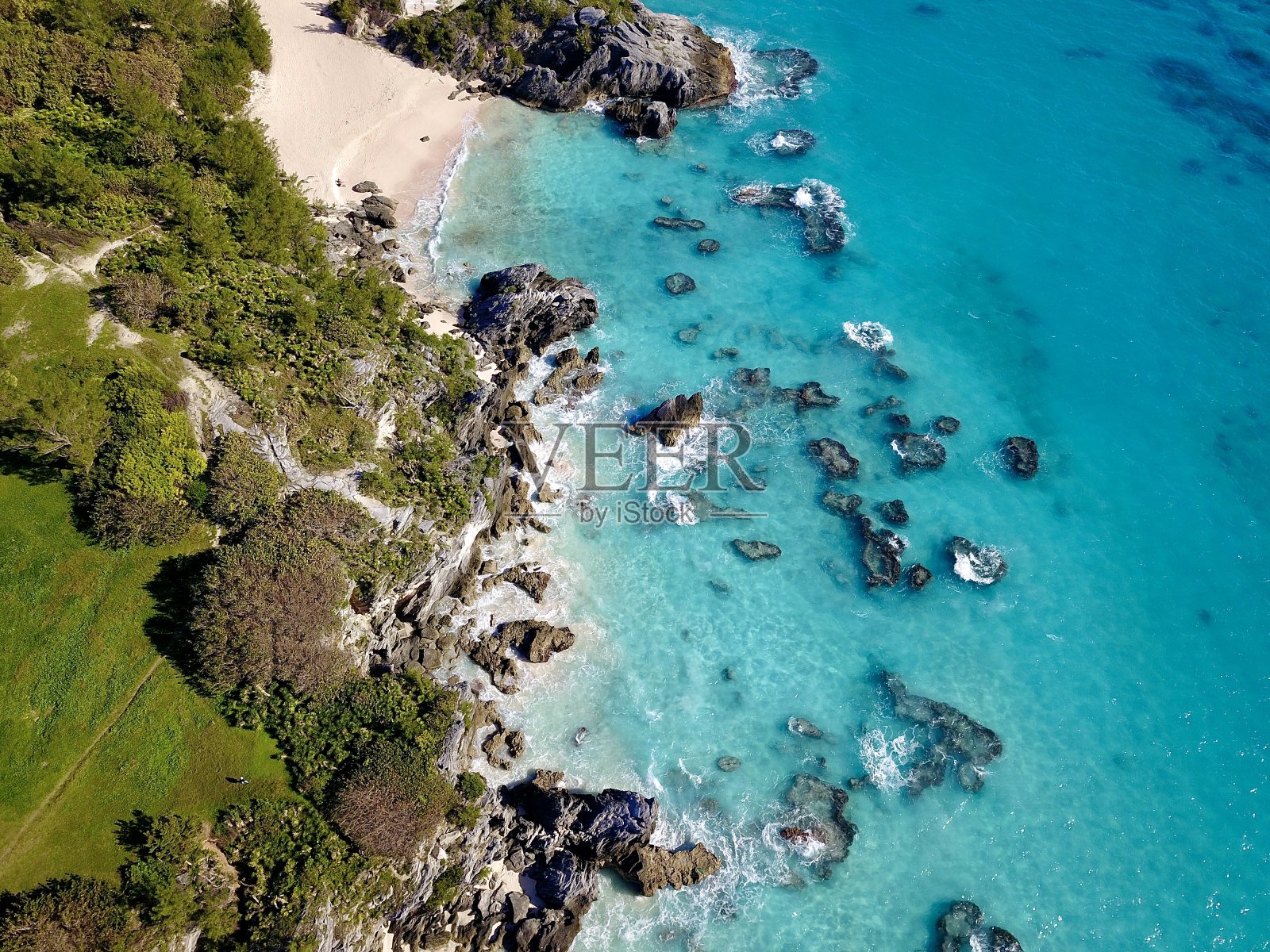 这是百慕大水岩海滩的无人机鸟瞰图照片摄影图片