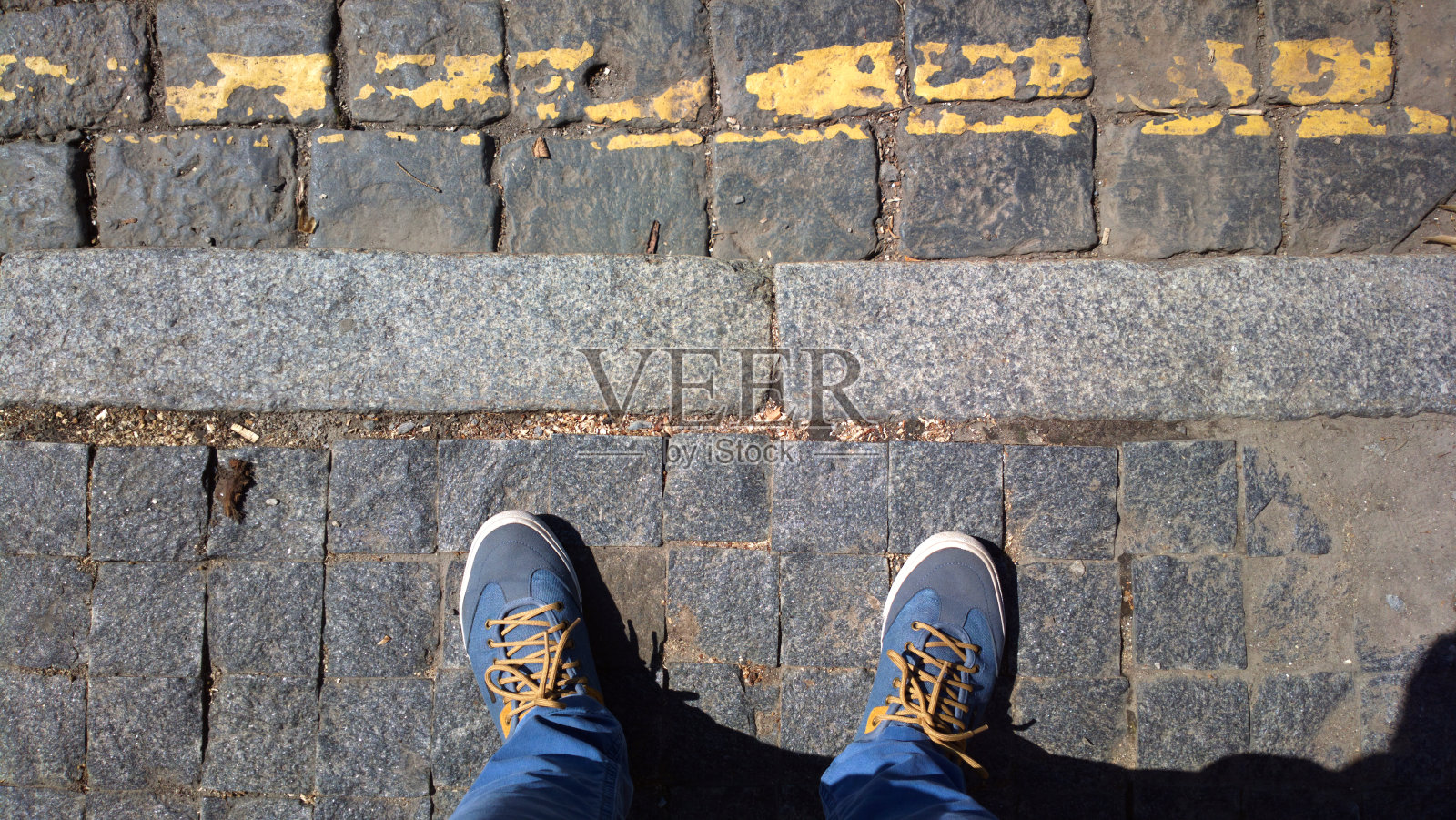 脚踩在石头路上。照片摄影图片