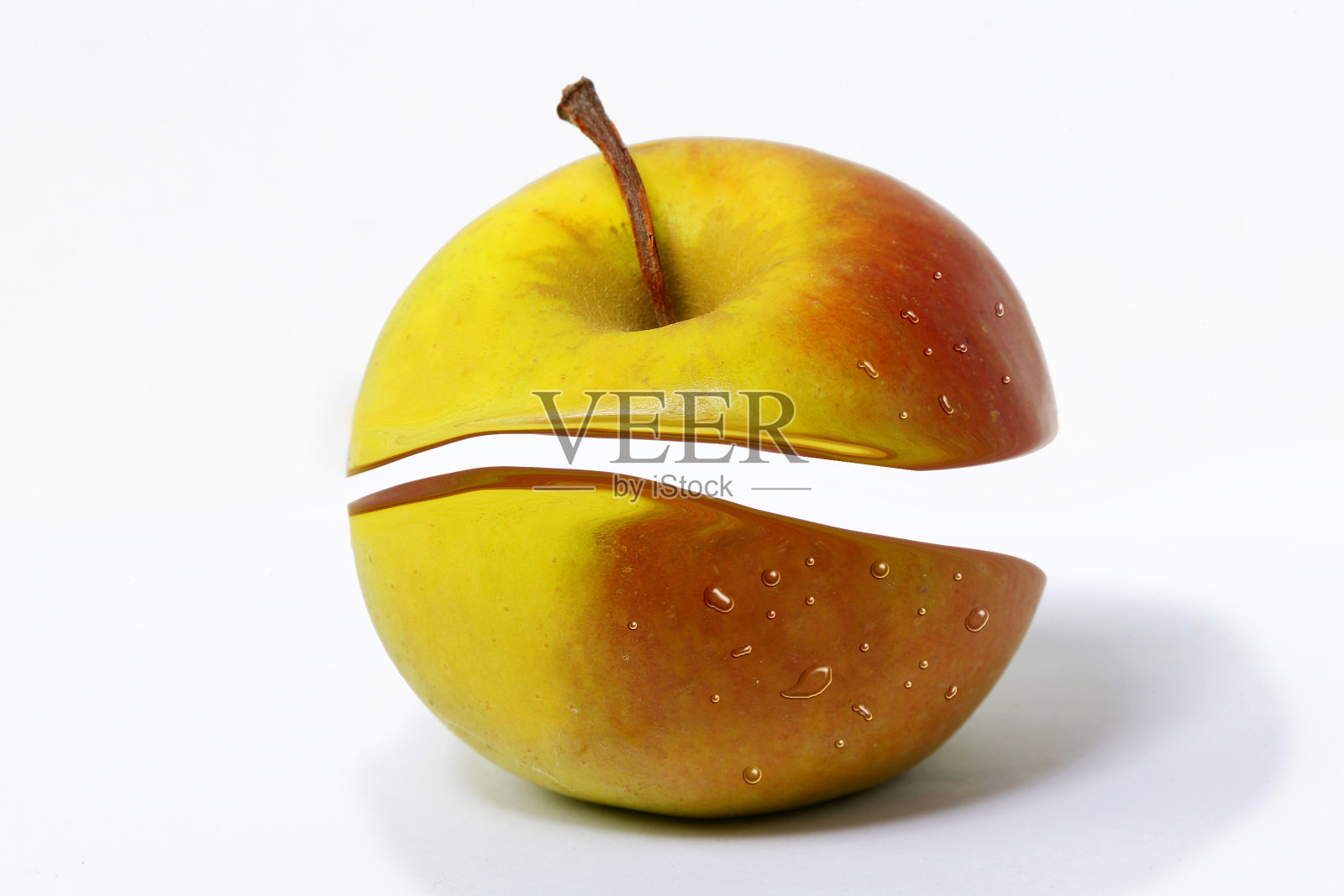 苹果创意剪在白色的背景。不和的种子照片摄影图片