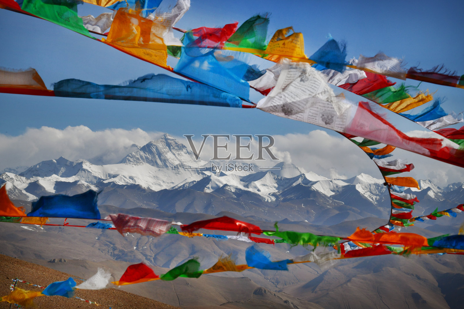 珠穆朗玛峰和祈祷旗照片摄影图片