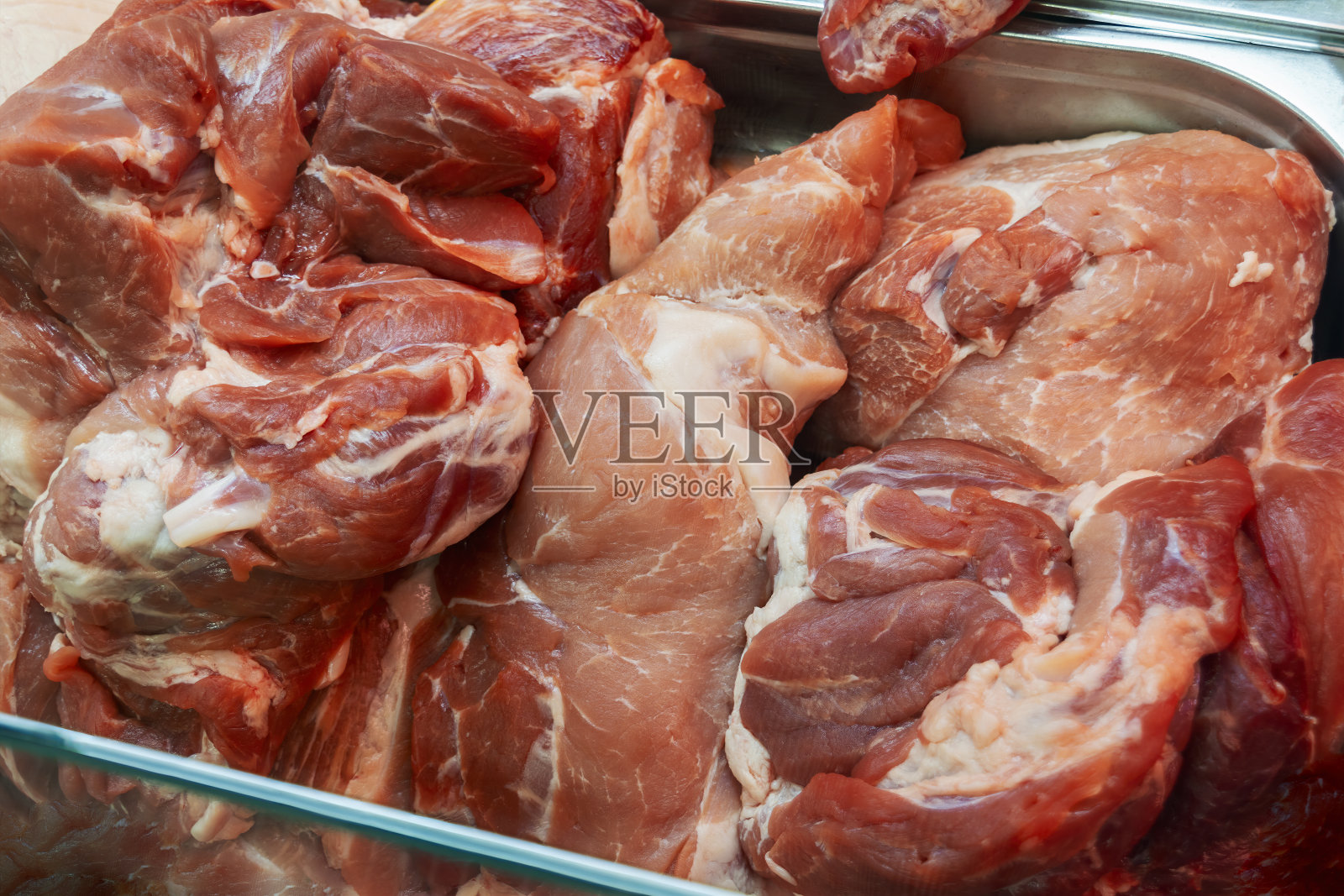超市柜台上的新鲜猪肉。特写镜头。照片摄影图片