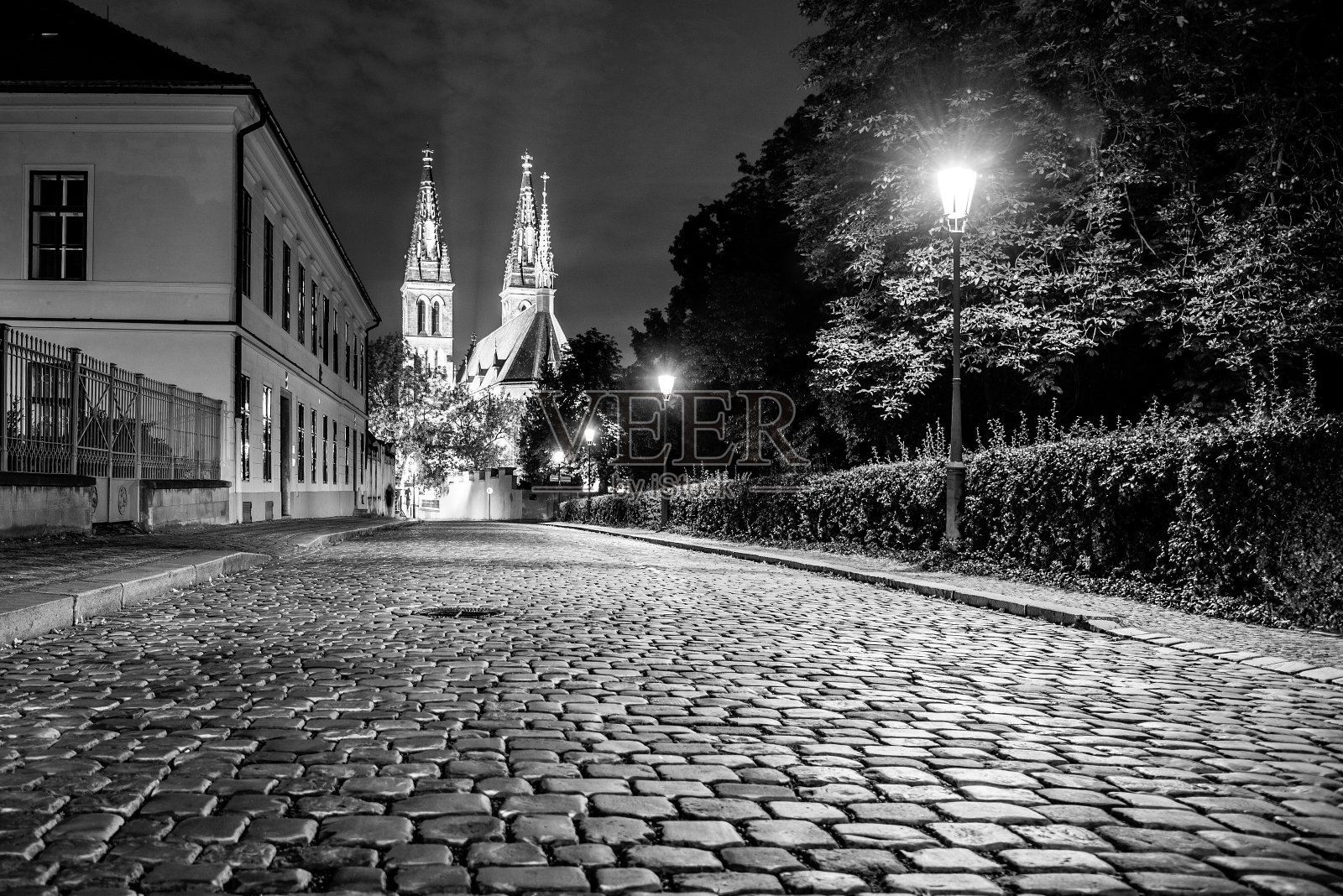 维瑟拉德的圣彼得和保罗教堂。夜晚铺满鹅卵石的街道。布拉格,捷克共和国照片摄影图片