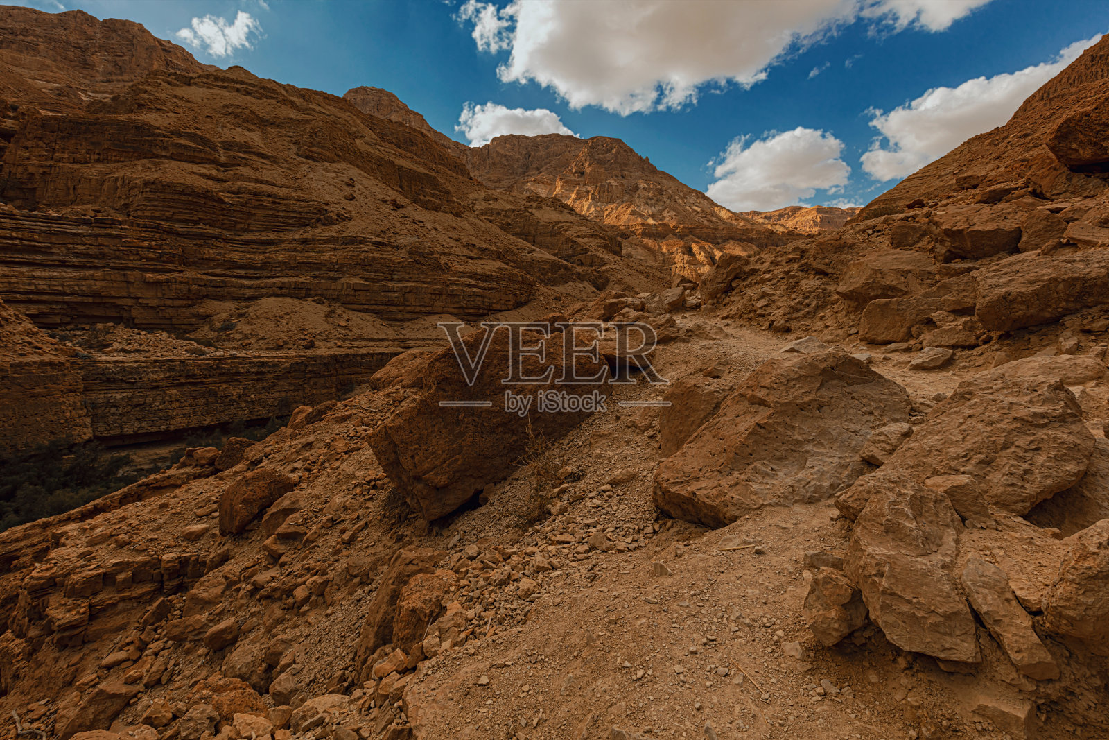 在内盖夫沙漠的山上有一条小路照片摄影图片