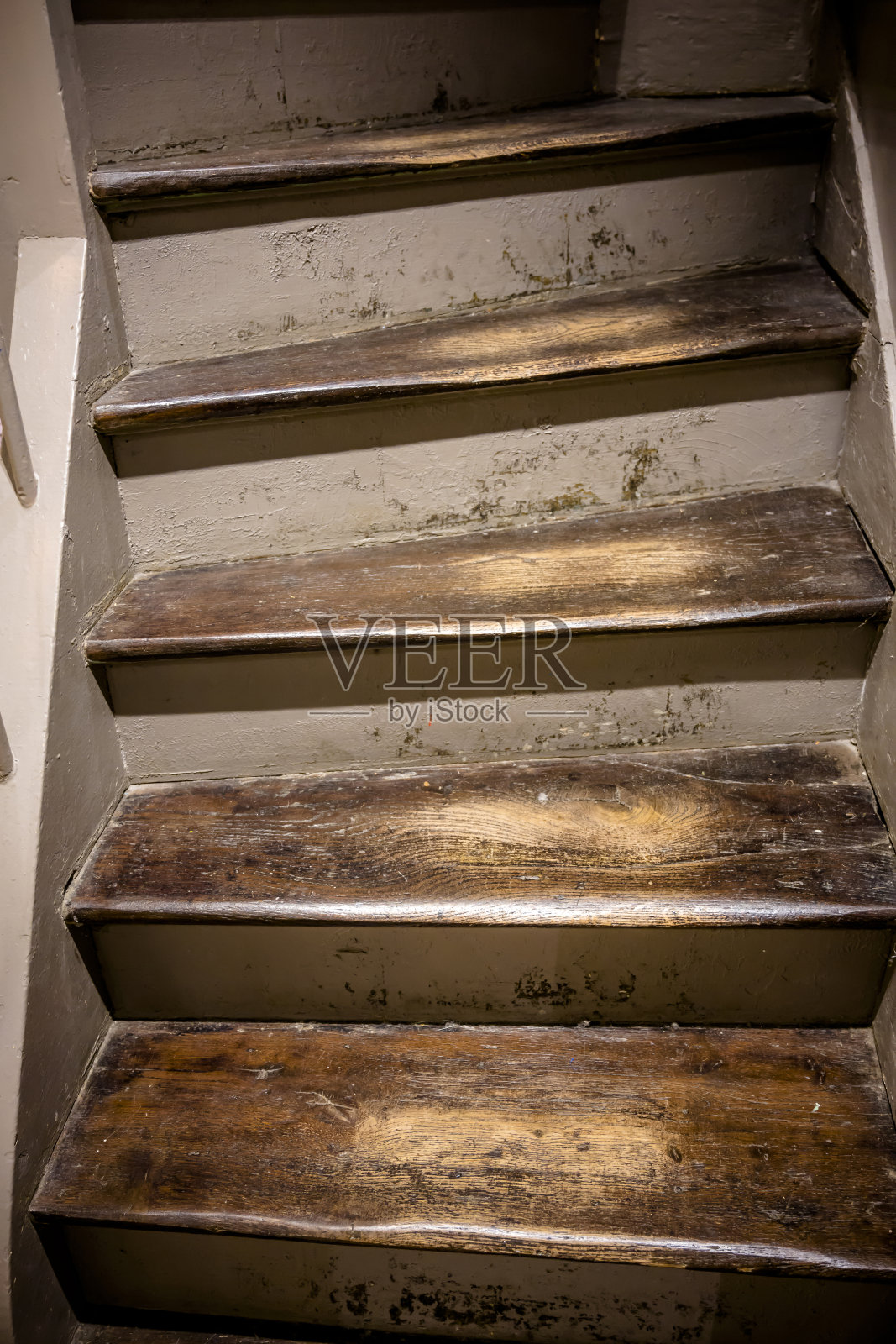 木制台阶因长期使用而磨损的旧楼梯照片摄影图片
