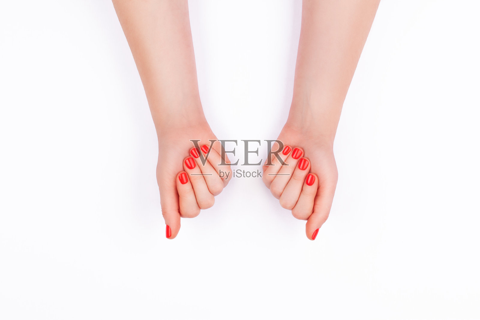 女性的手与完美的红色美甲在白色的背景。照片摄影图片